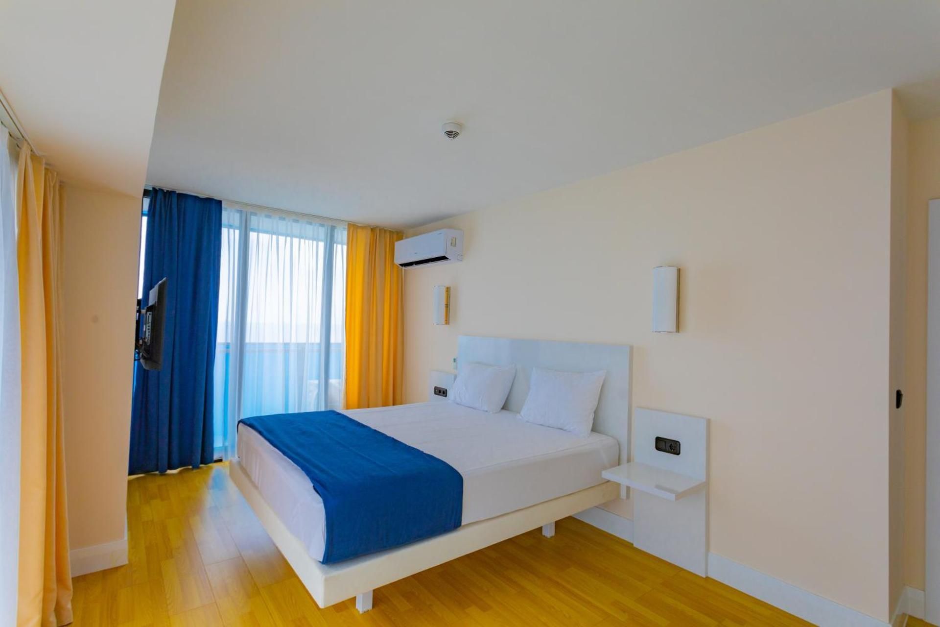 Deluxe Suite with Sea View