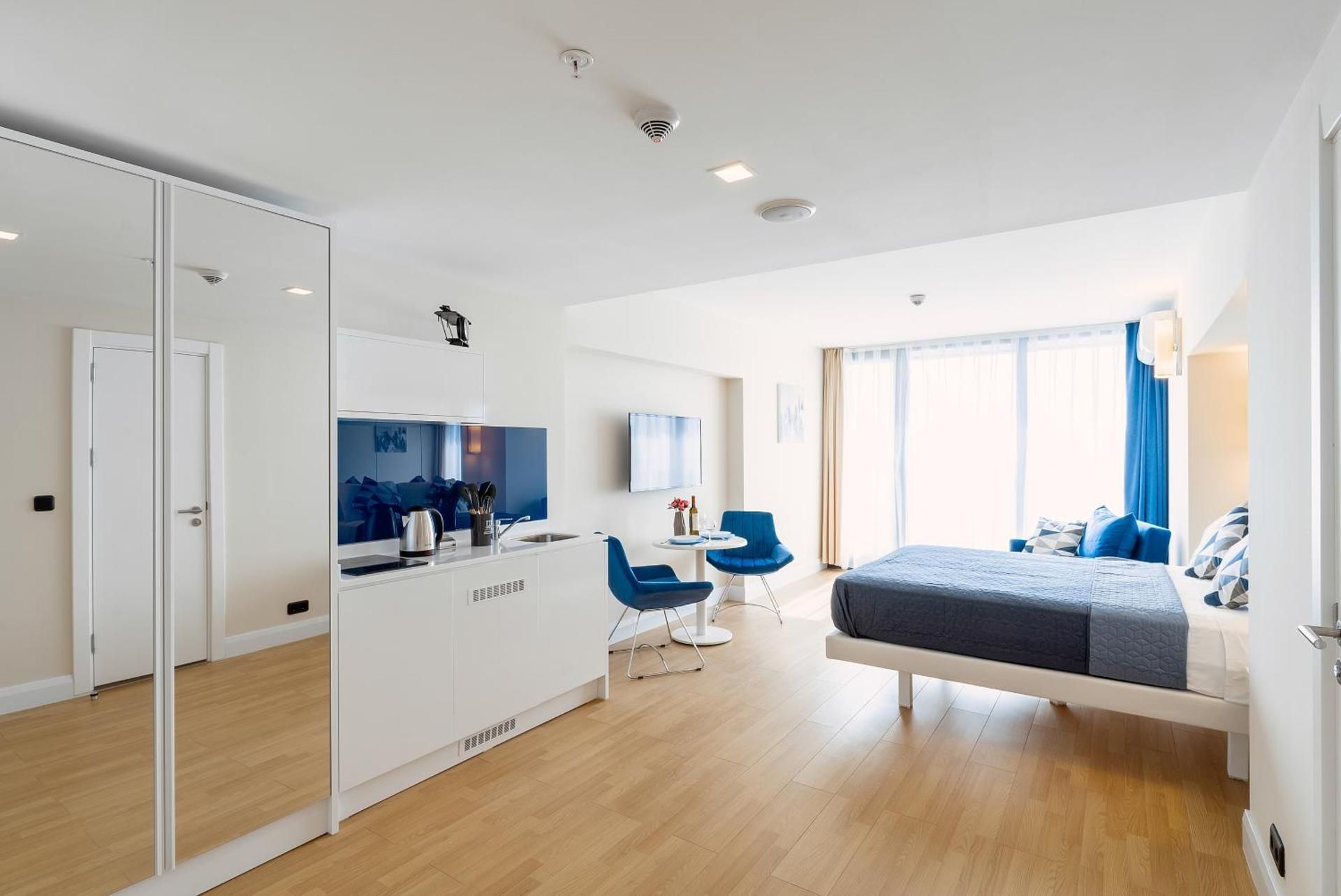 Eleven Way Host