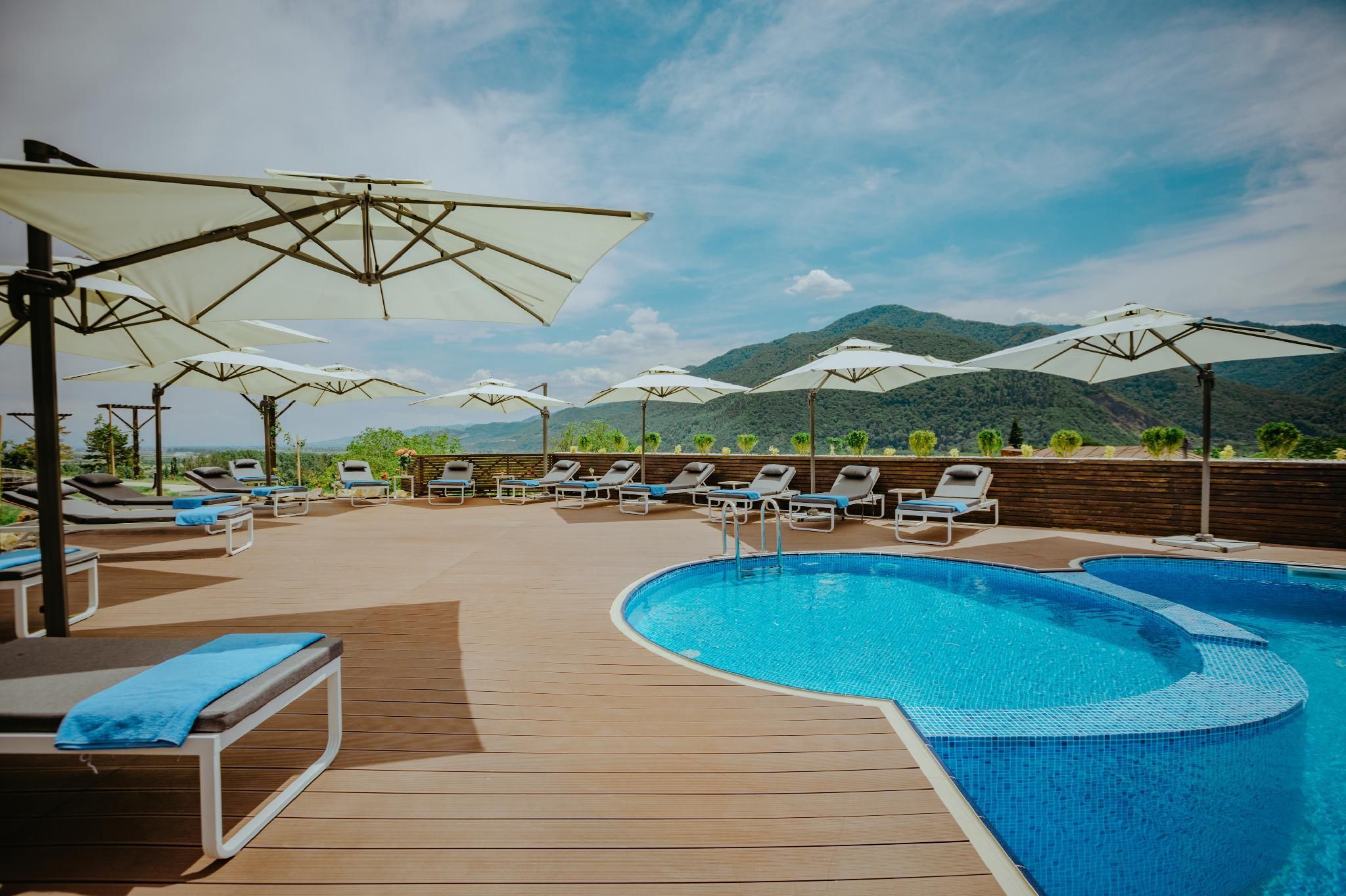 swimming pool [outdoor]