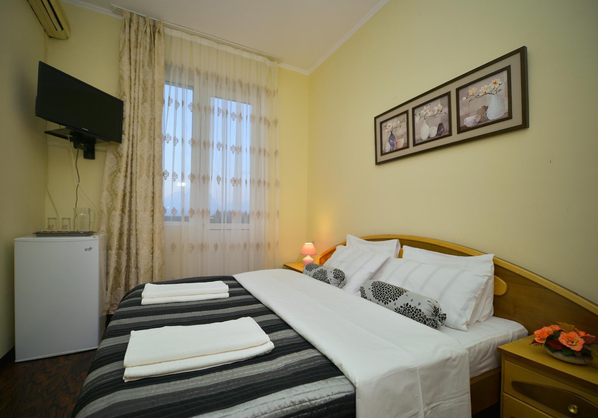 1 Bed King Suite with Sofa Bed