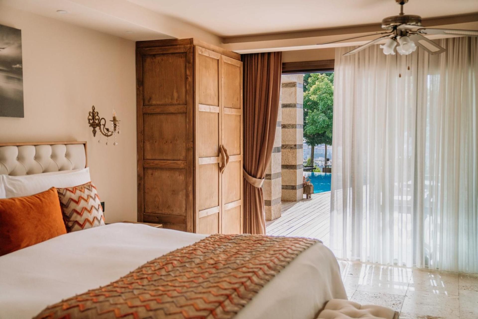 Junior Suite with Pool View