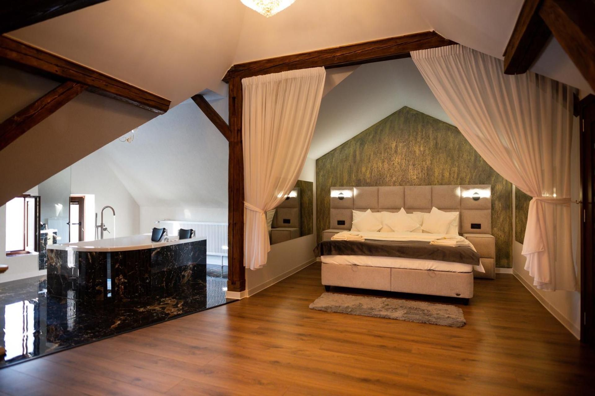 King Room with Spa Bath