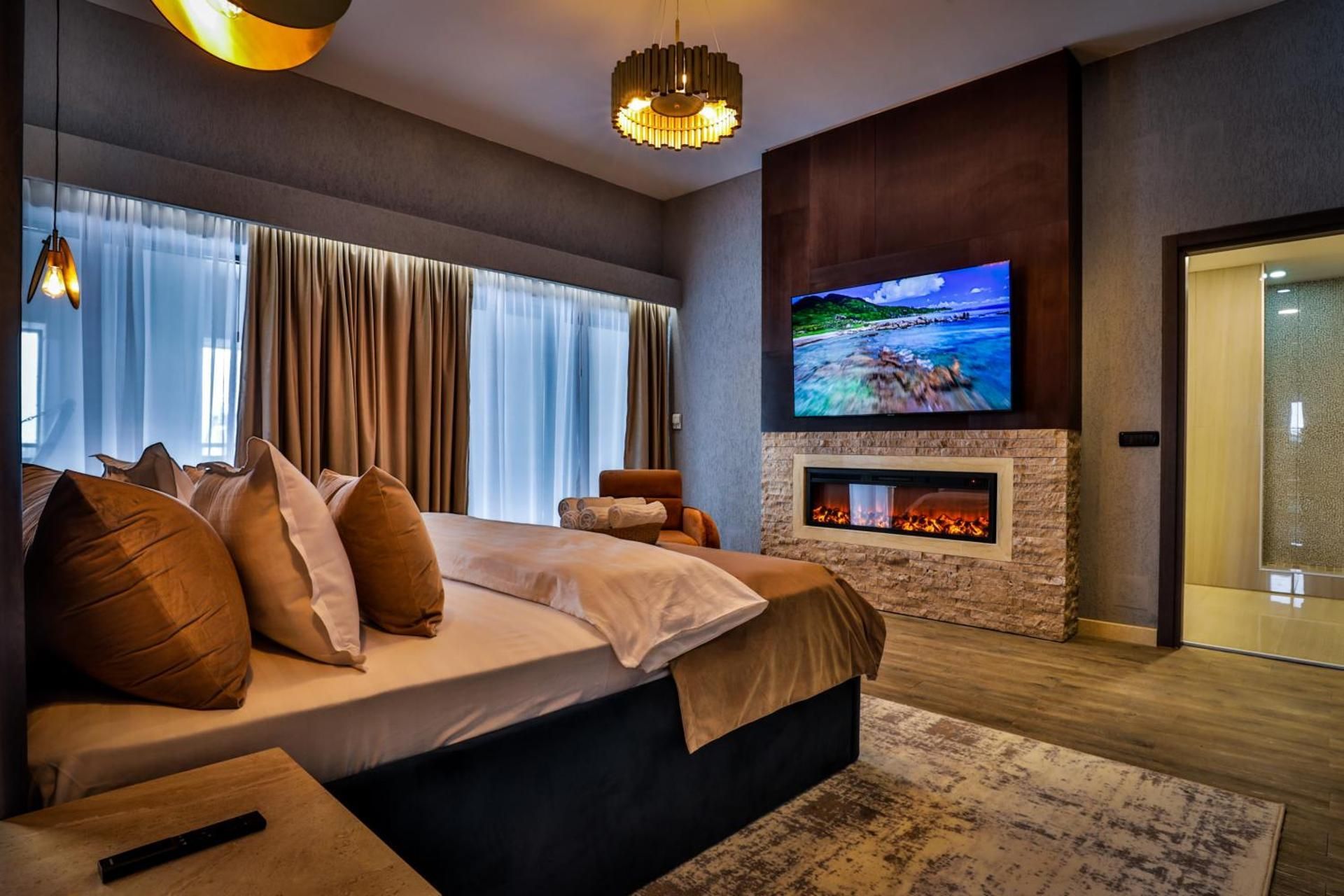 Junior Suite with Mountain View & Fireplace