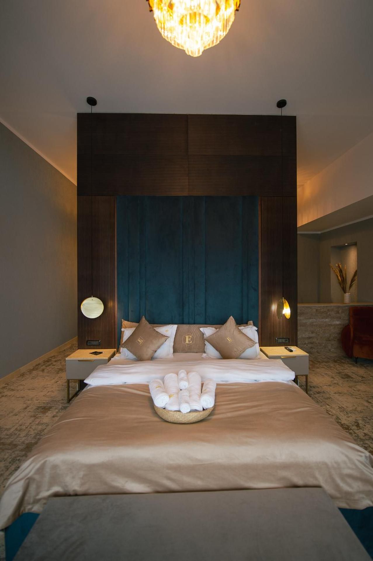 Penthouse Apartment with Mountain View, Hot tube & Fireplace