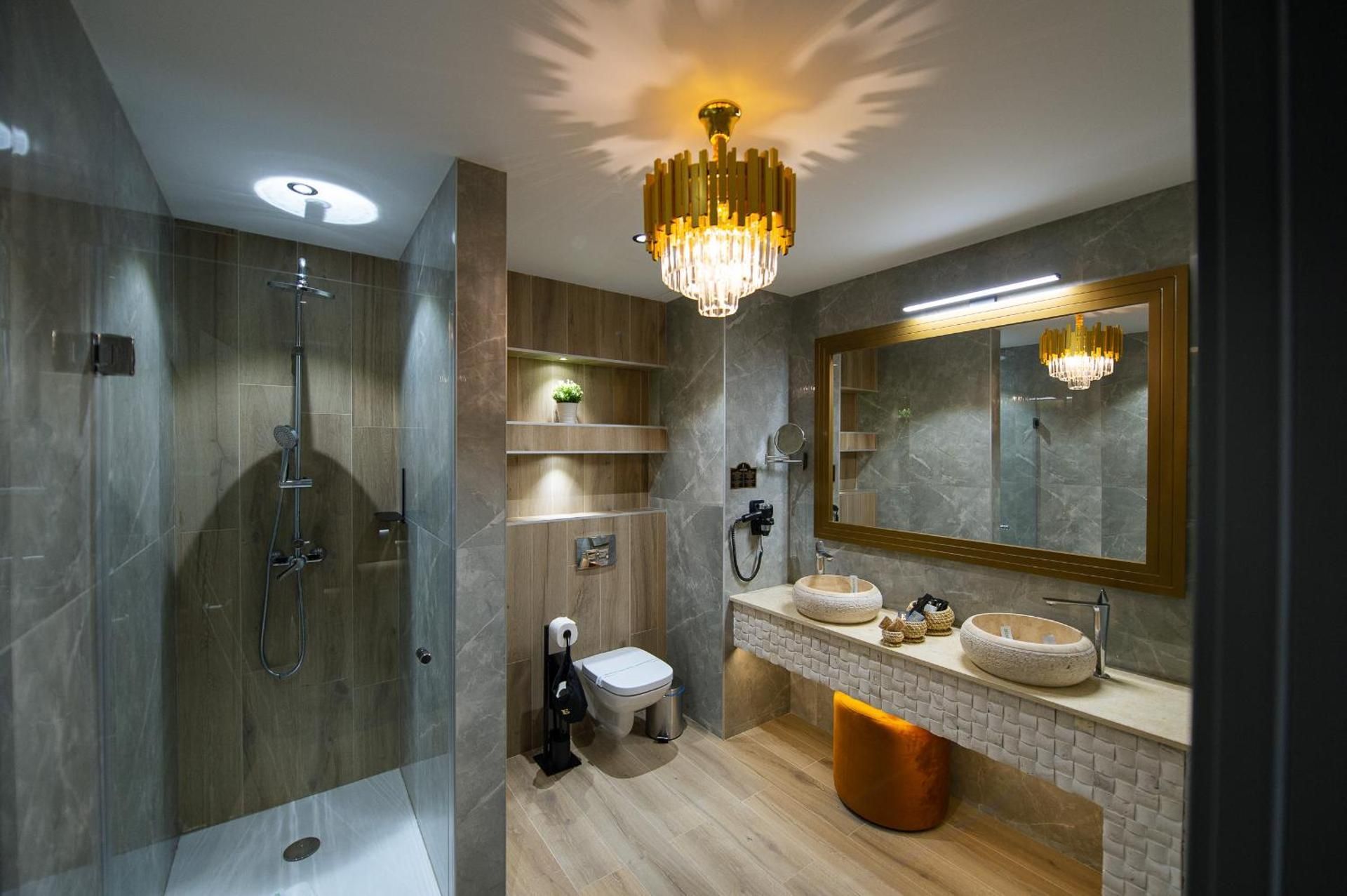 Penthouse Apartment with Mountain View, Hot tube & Fireplace