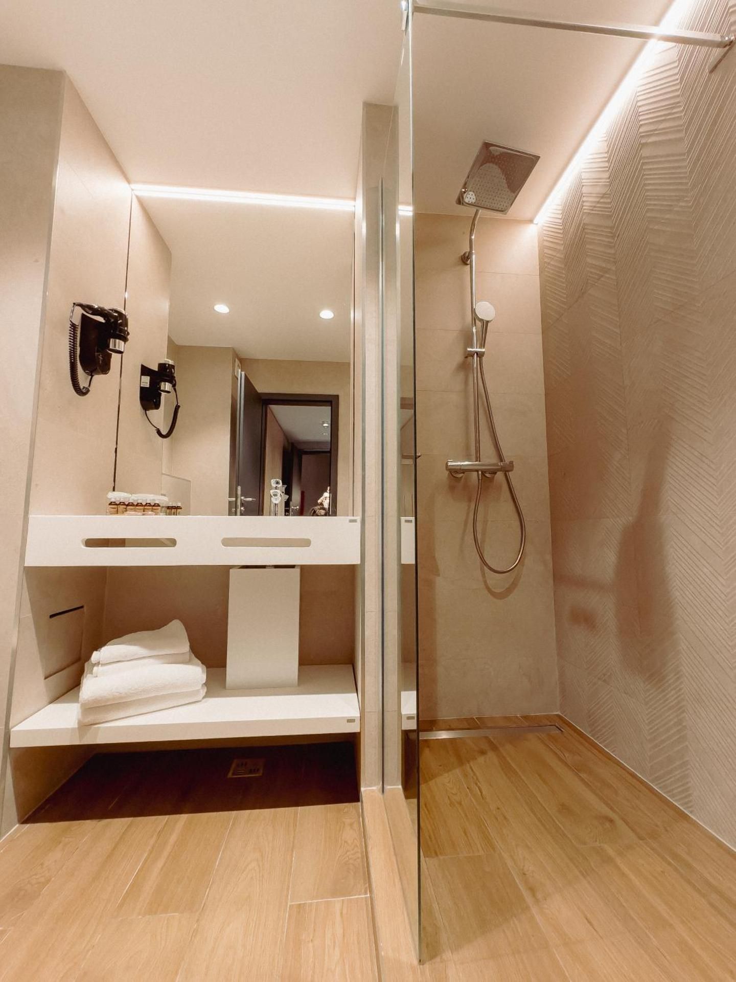 Executive Suite and free swimming pool access