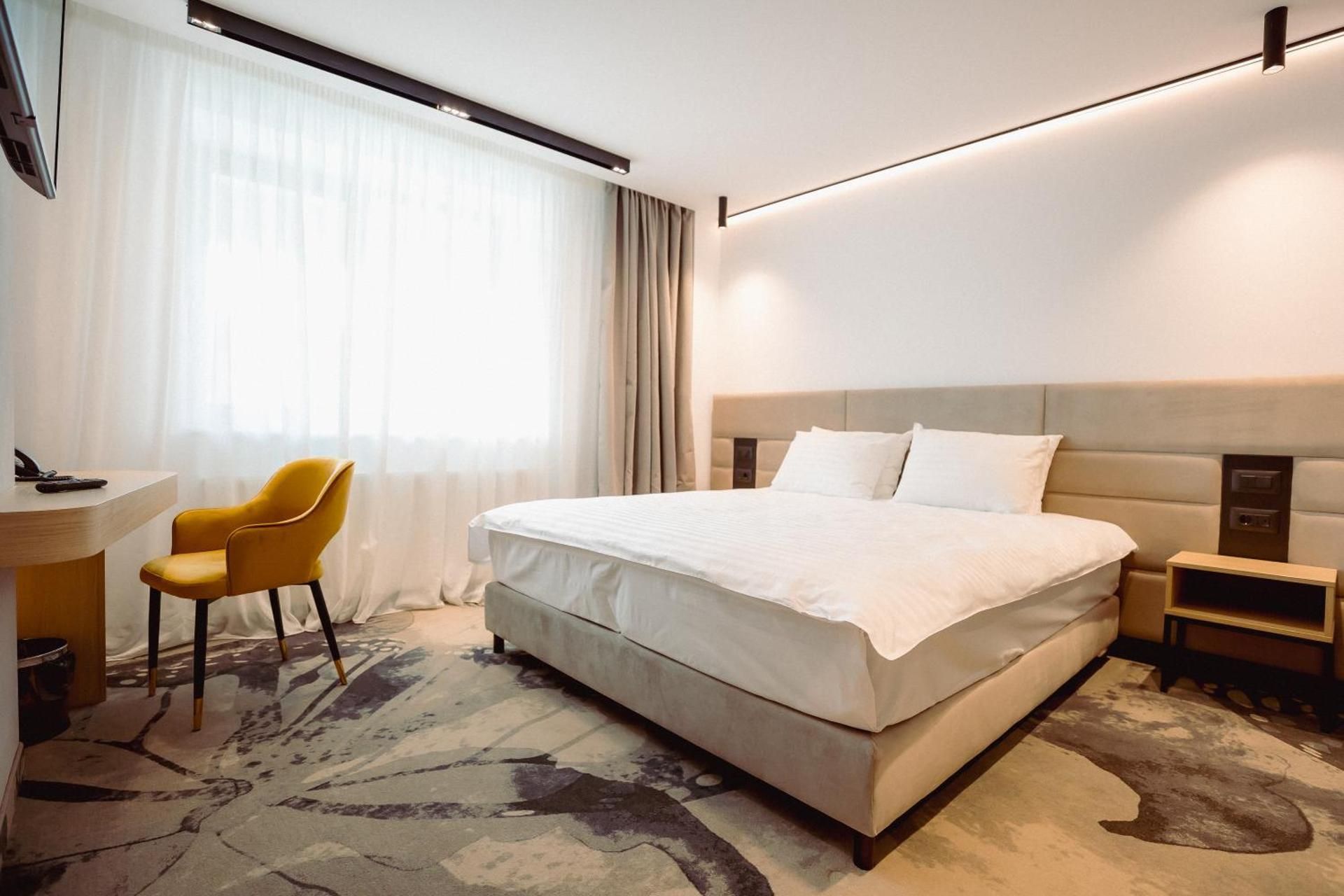 Executive Suite and free swimming pool access