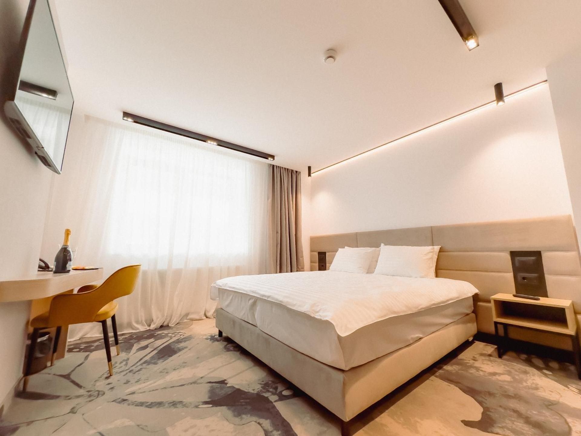 Executive Suite and free swimming pool access