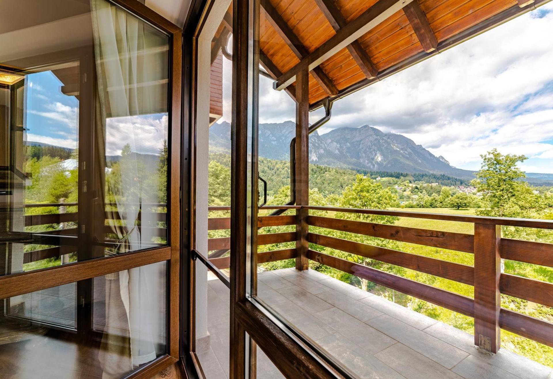 Apartment with Mountain View