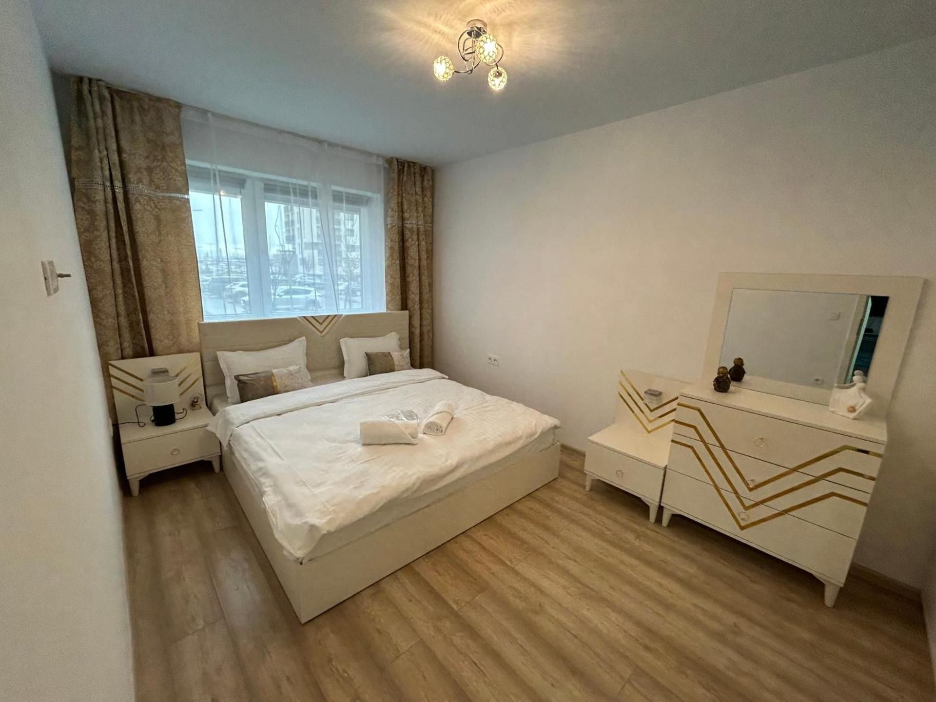 One-Bedroom Apartment with Park View