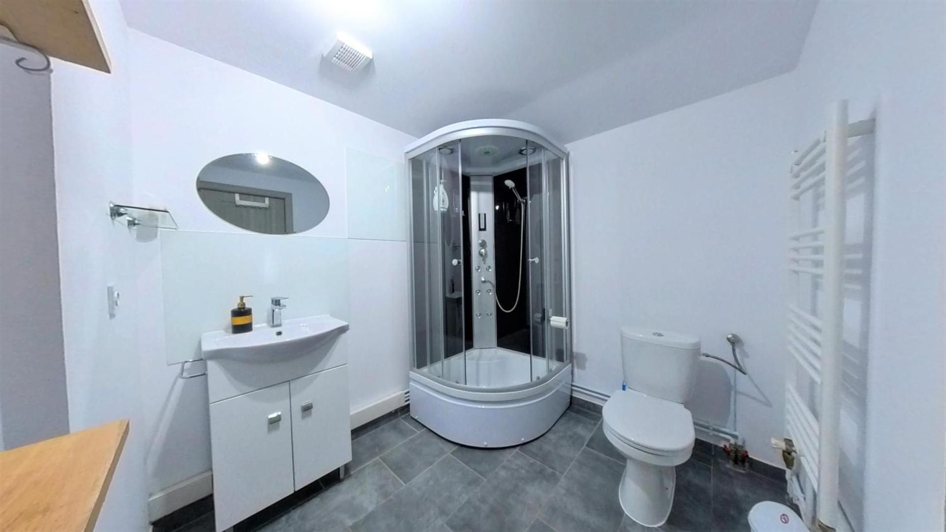 One-Bedroom Apartment 6