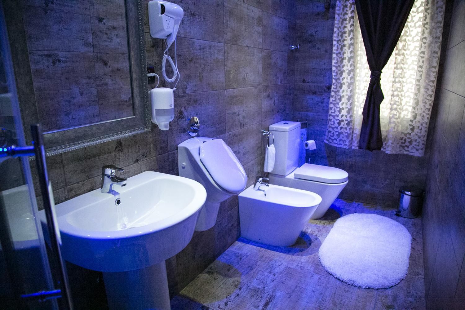 Deluxe White Room