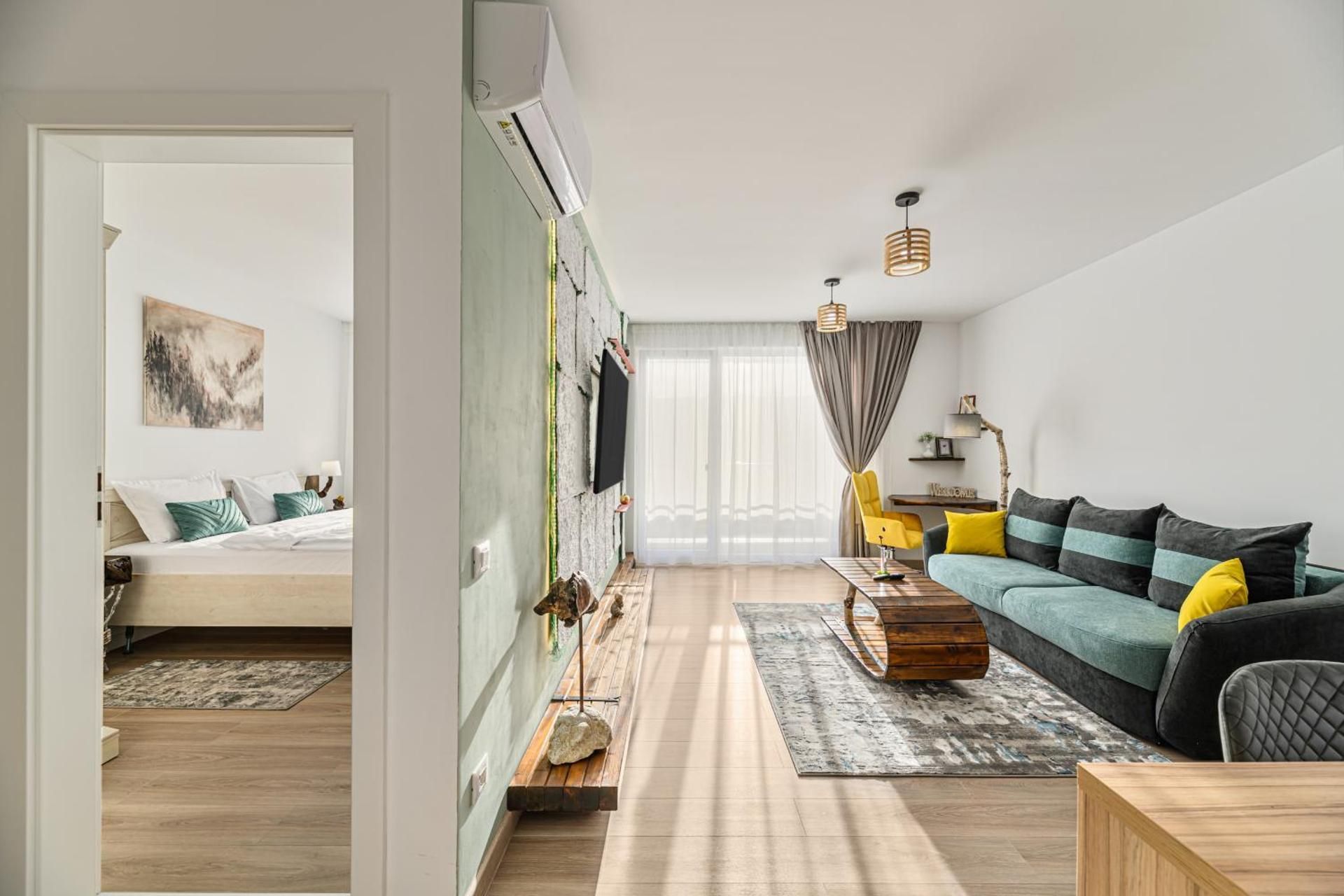 Apartment with Mountain View