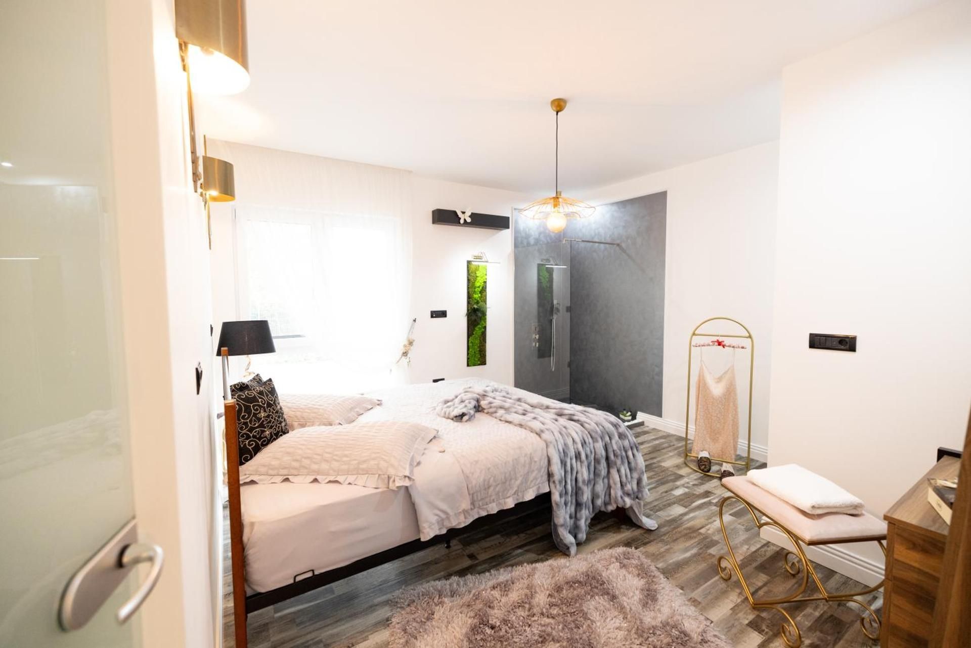 Apartment with Shower
