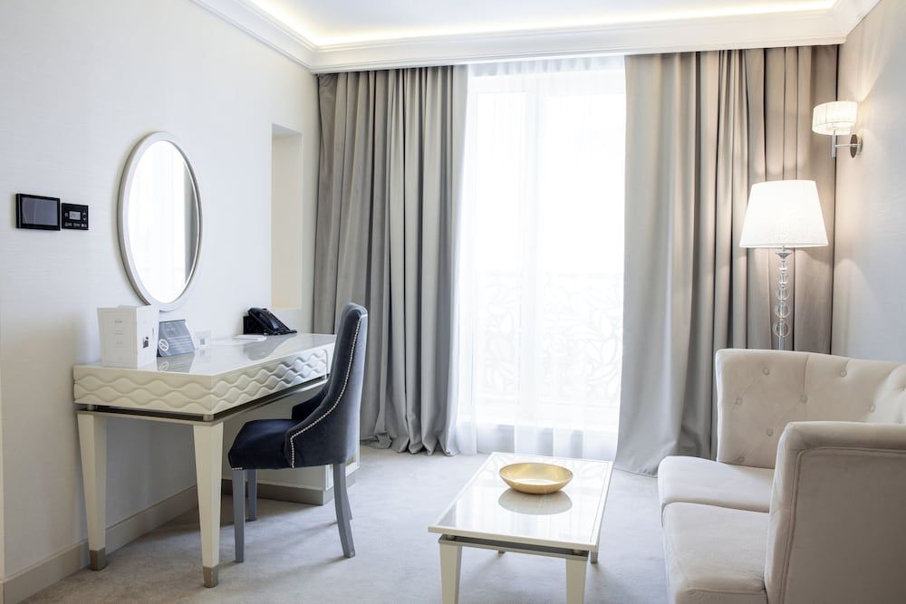 Tresor Le Palais Timisoara, Curio Collection by Hilton Junior Suite, 1 King Bed 3