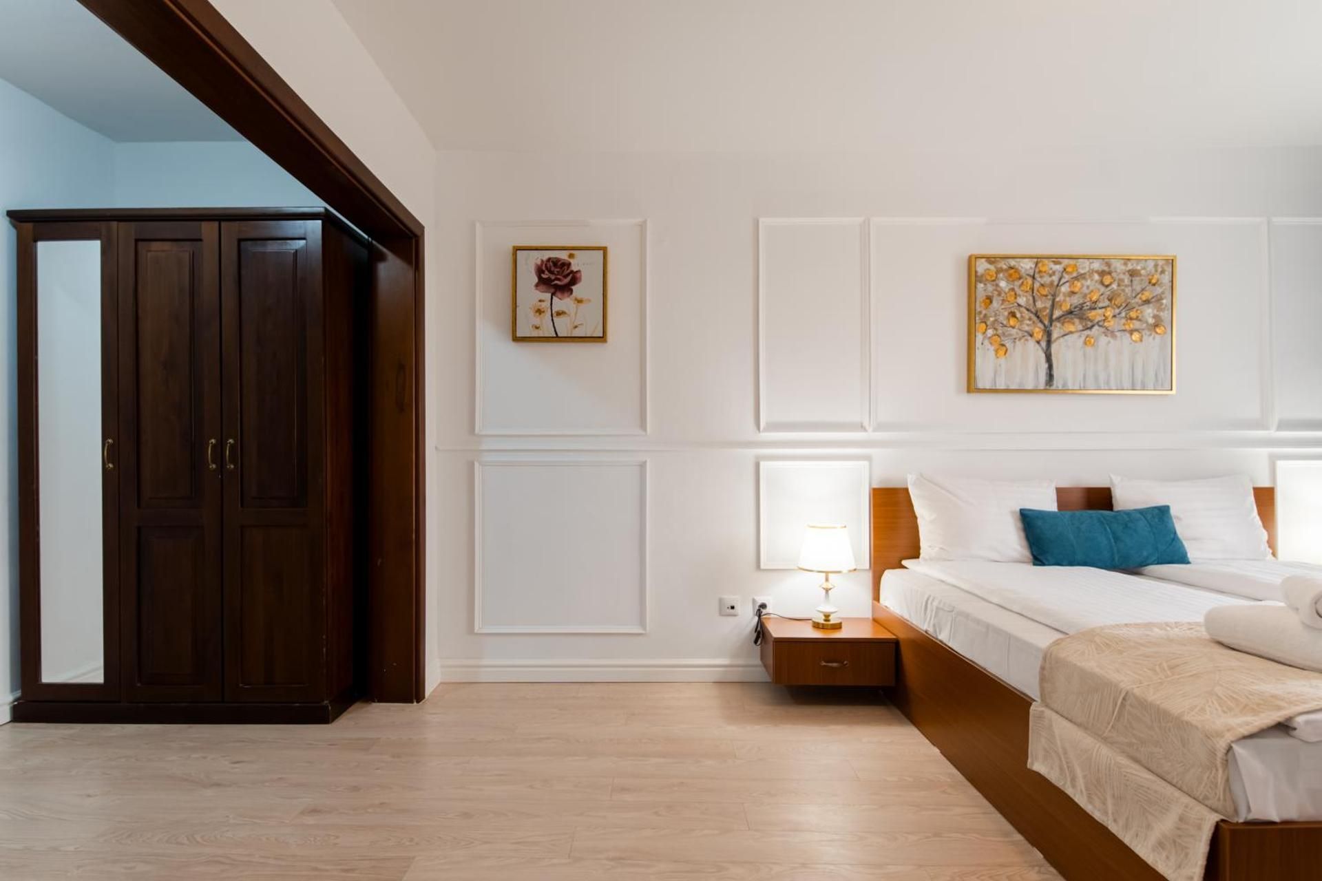 Hotel Royal Plaza By TimHotels Two-Bedroom Superior Apartment 3