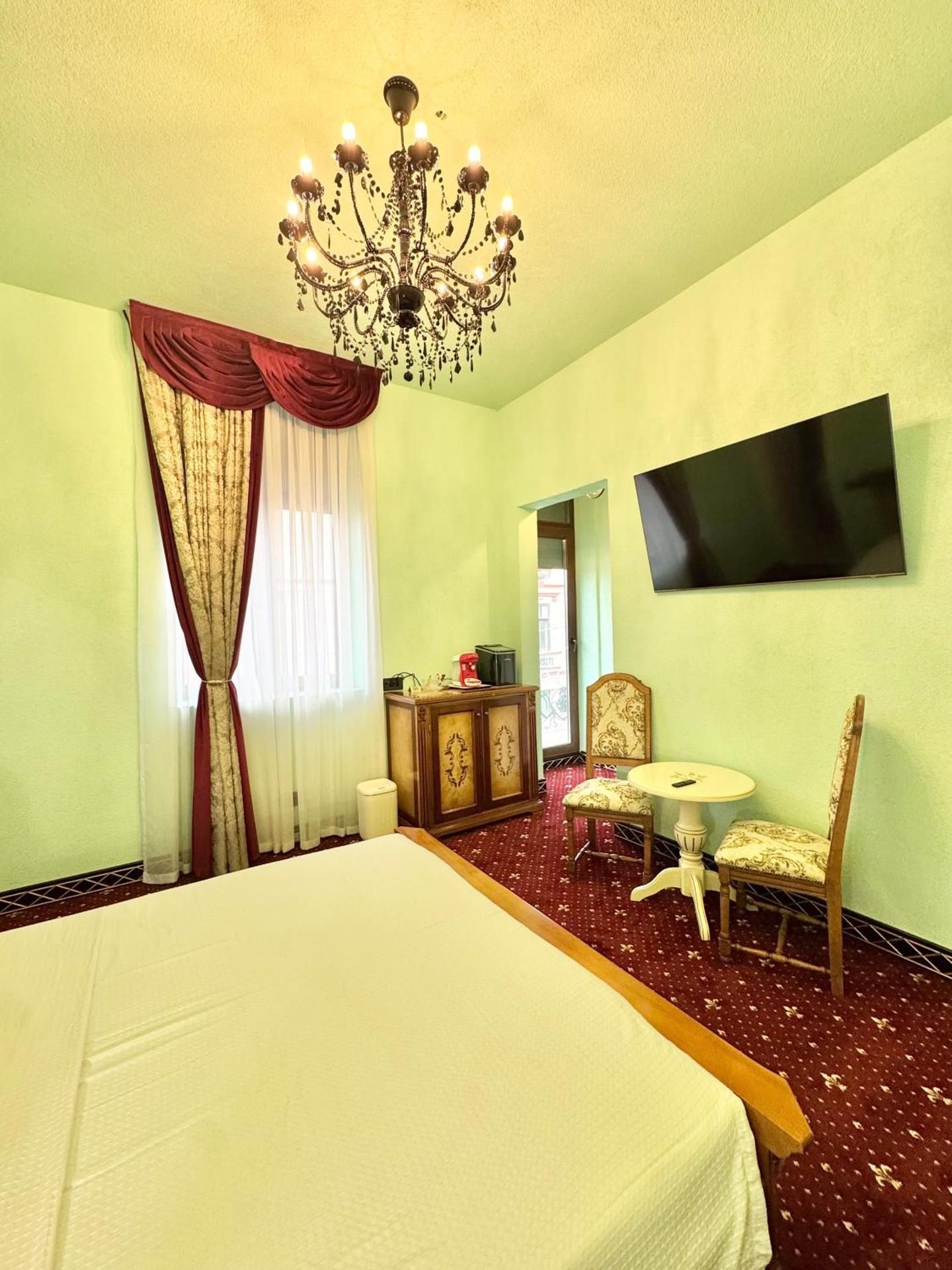 Queen Room with Balcony