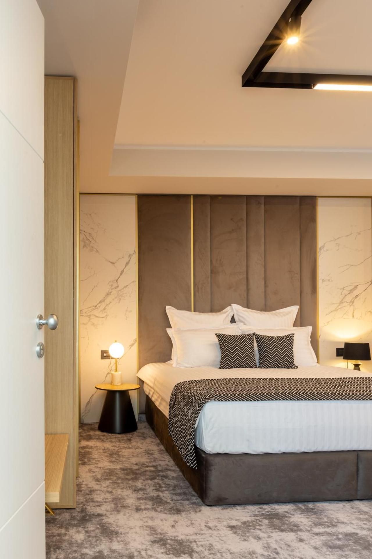 Hotel Lupa by Bueno Deluxe Queen Room 2