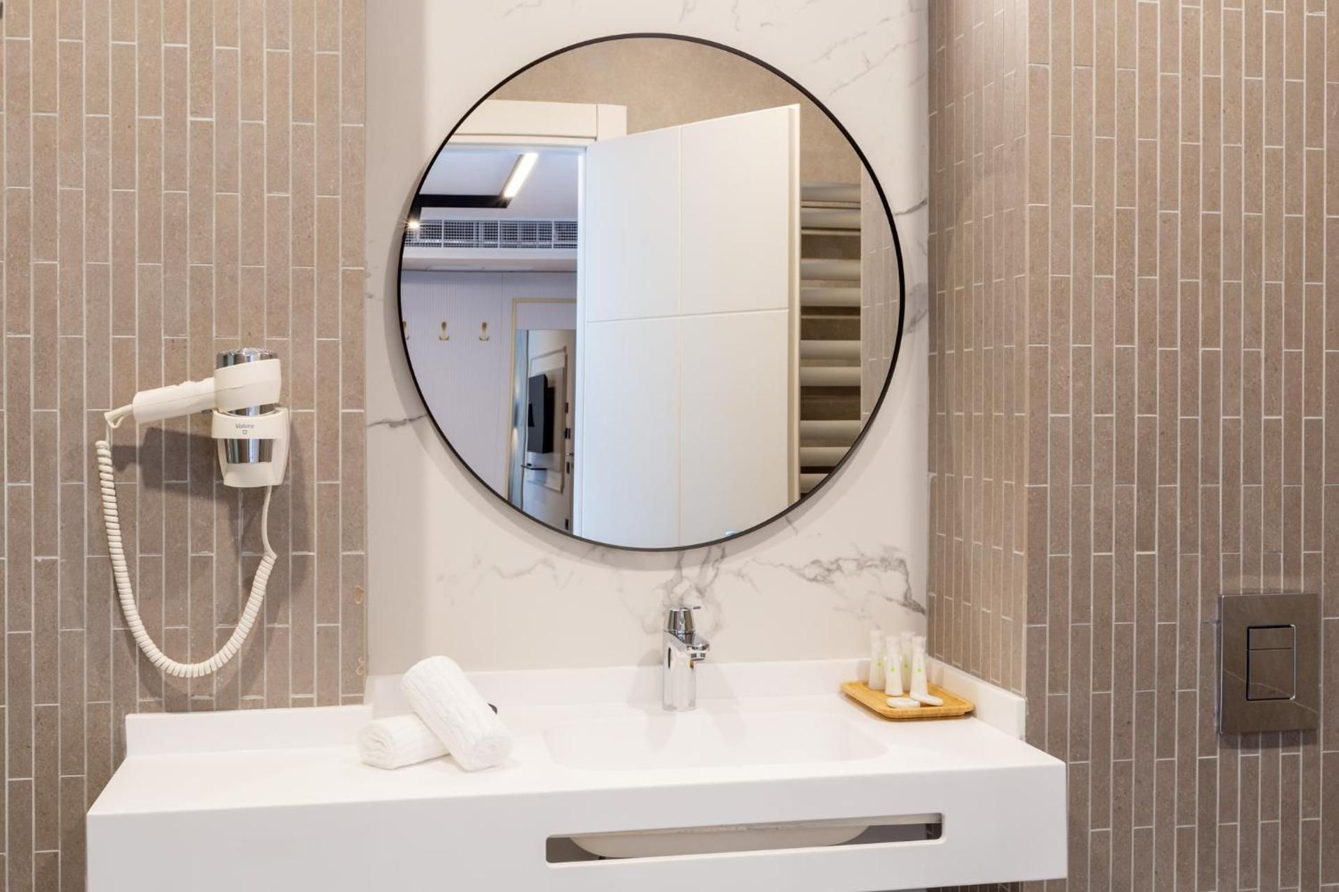 Hotel Lupa by Bueno Deluxe Queen Room 3