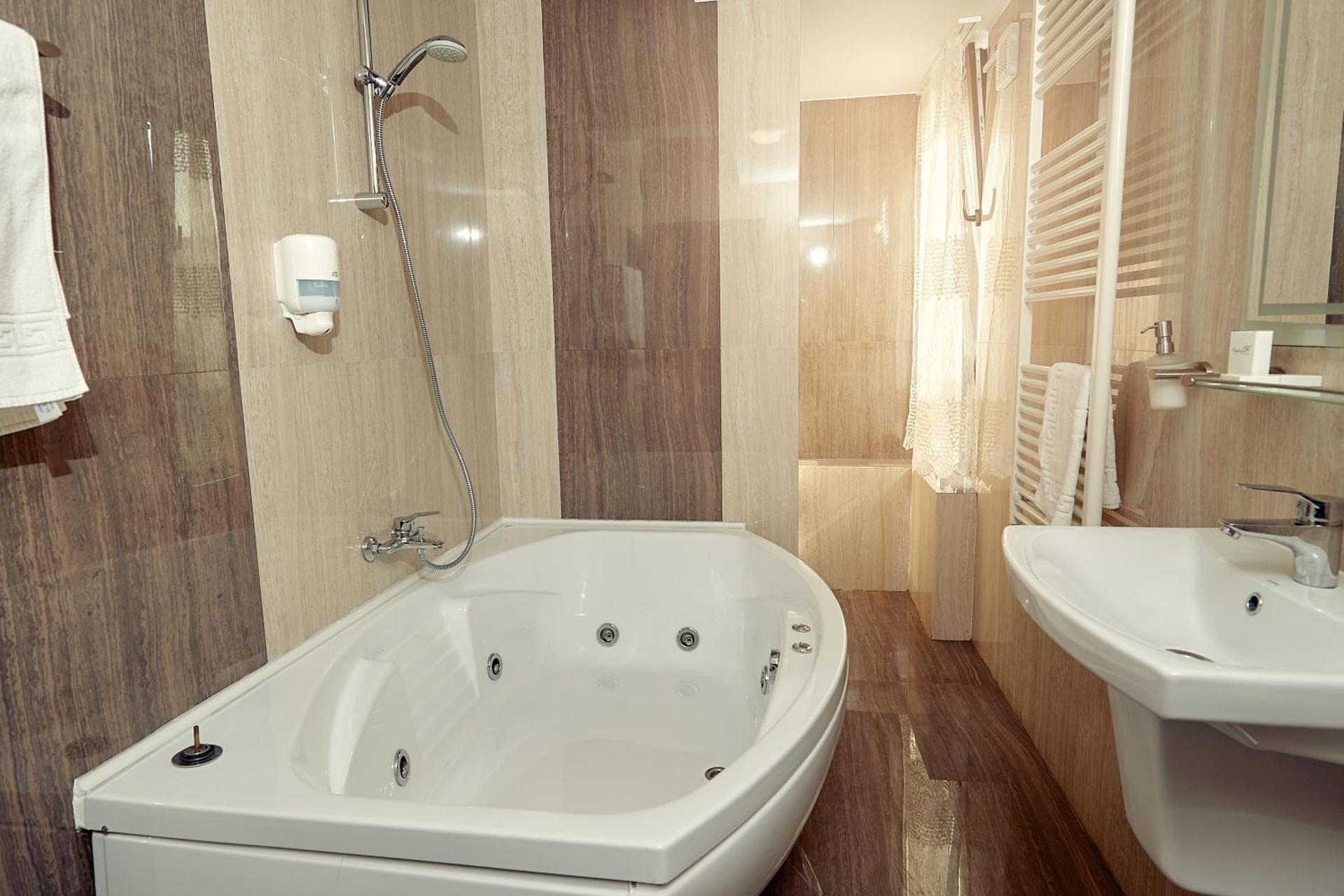 Hotel Restaurant Imperial Deluxe Double Room 2