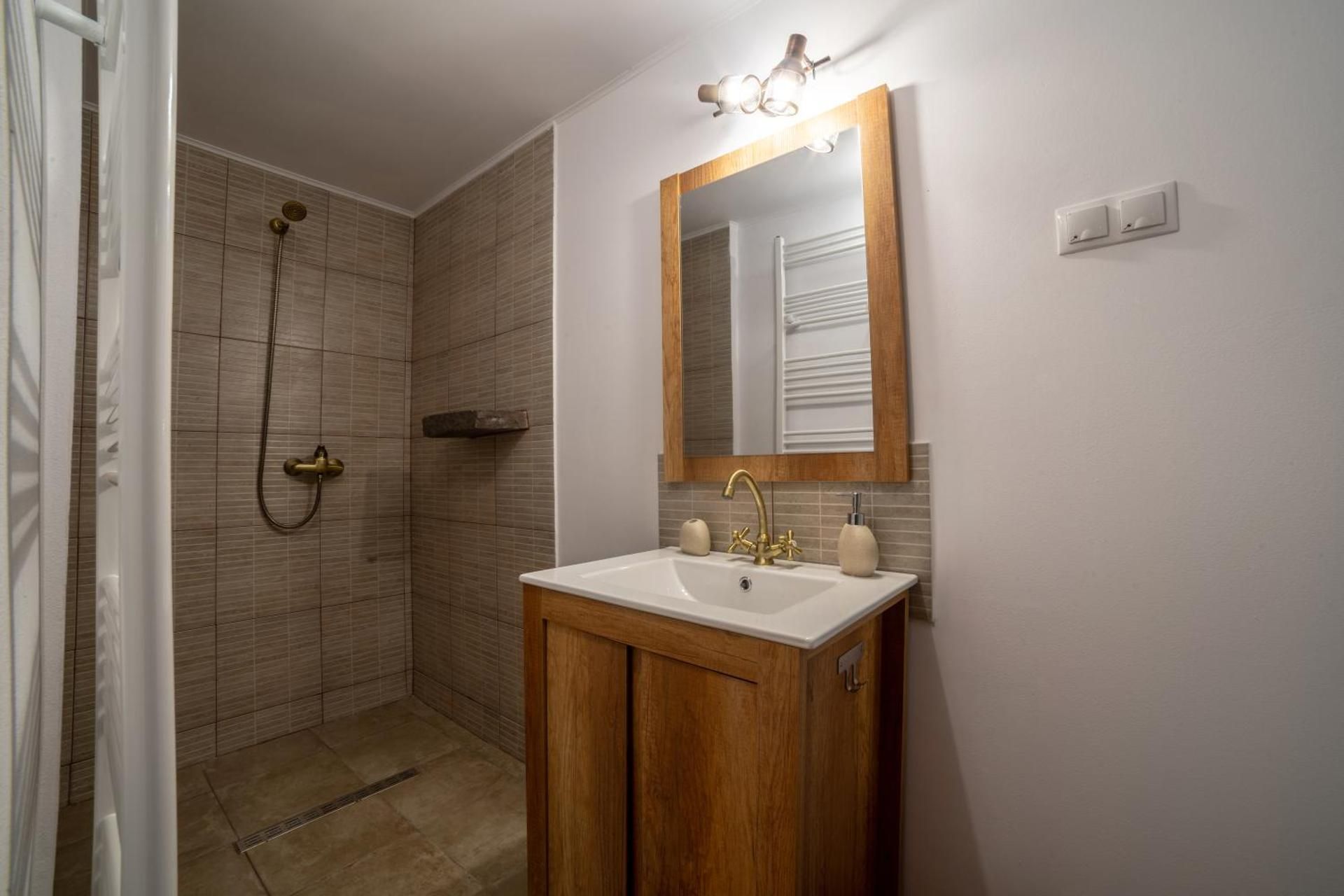 Gloria Apartments One-Bedroom Apartment 2