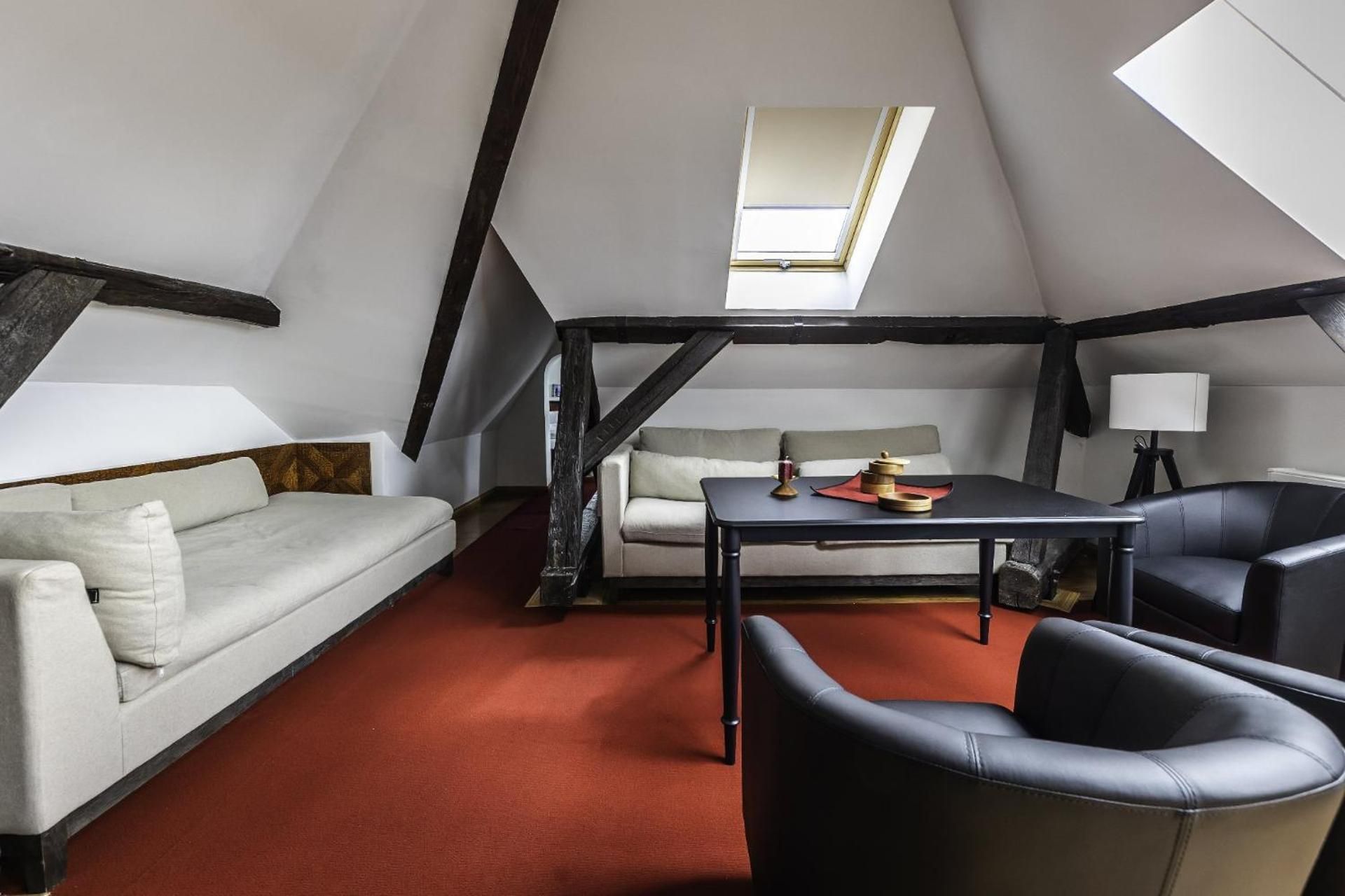 One-Bedroom Apartment with Park View