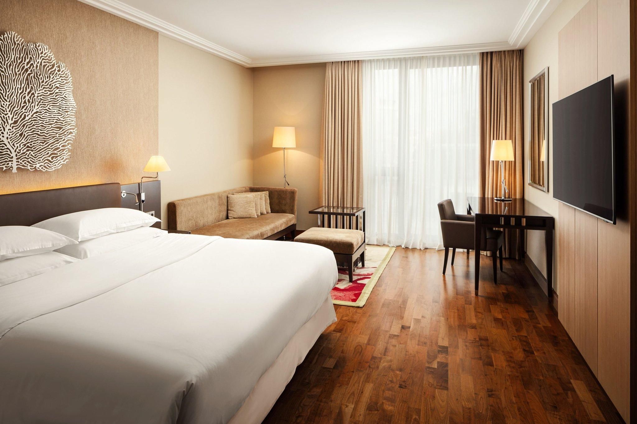 Club, Club lounge access, Larger Guest room, 1 King