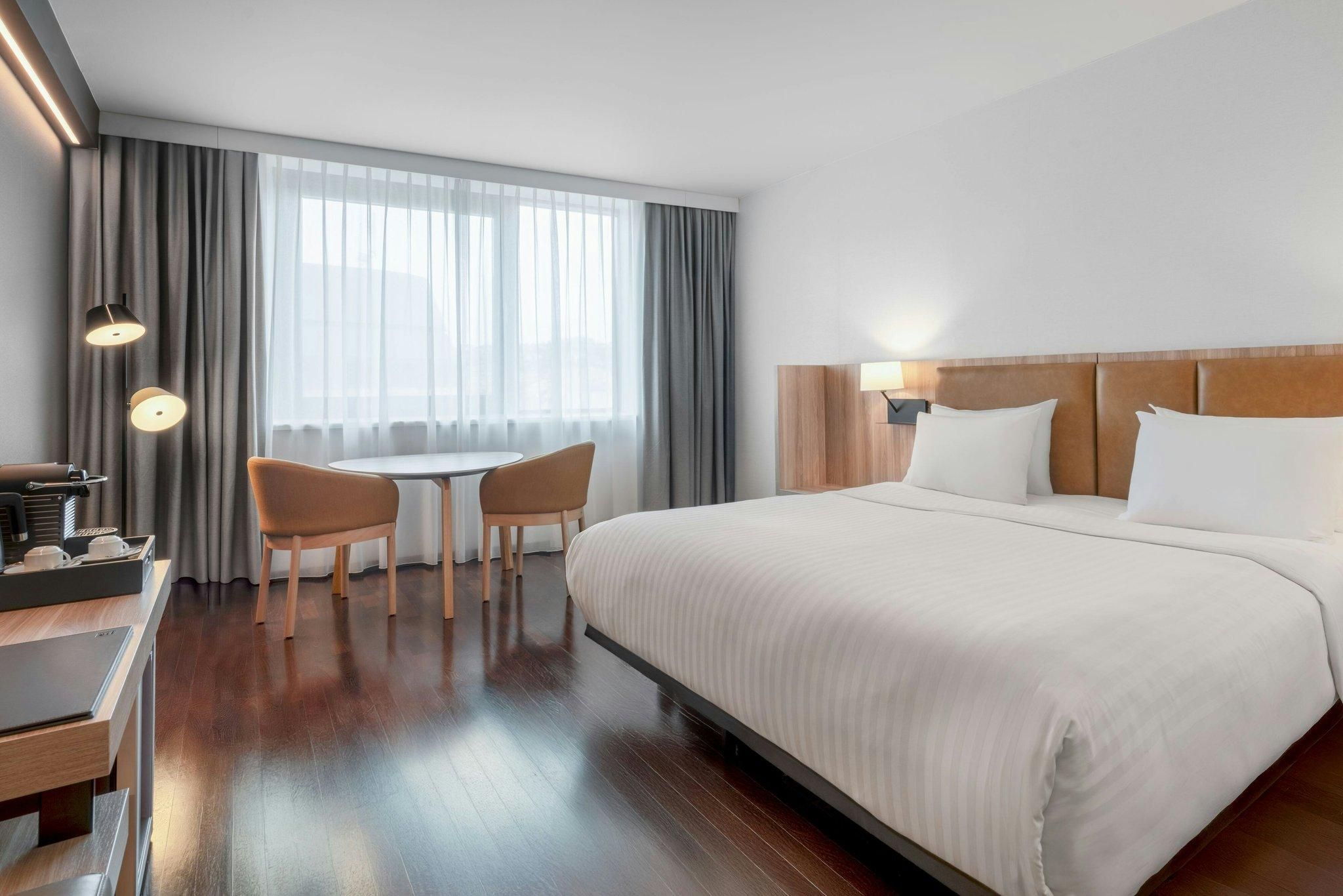 Superior, Guest room, 1 King, Street view