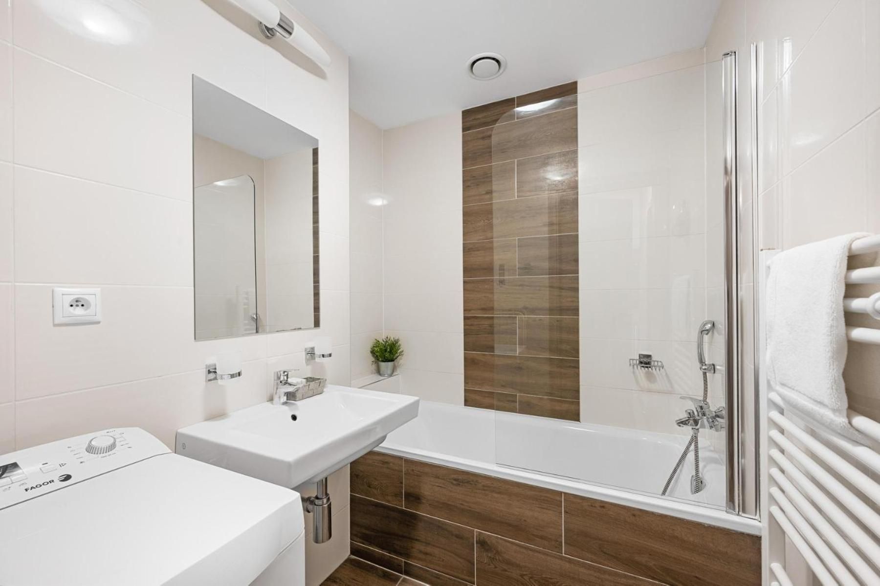 Deluxe Apartment