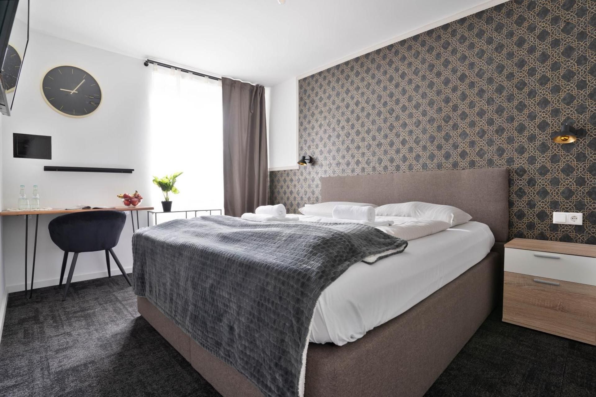 Deluxe One-Bedroom Apartment