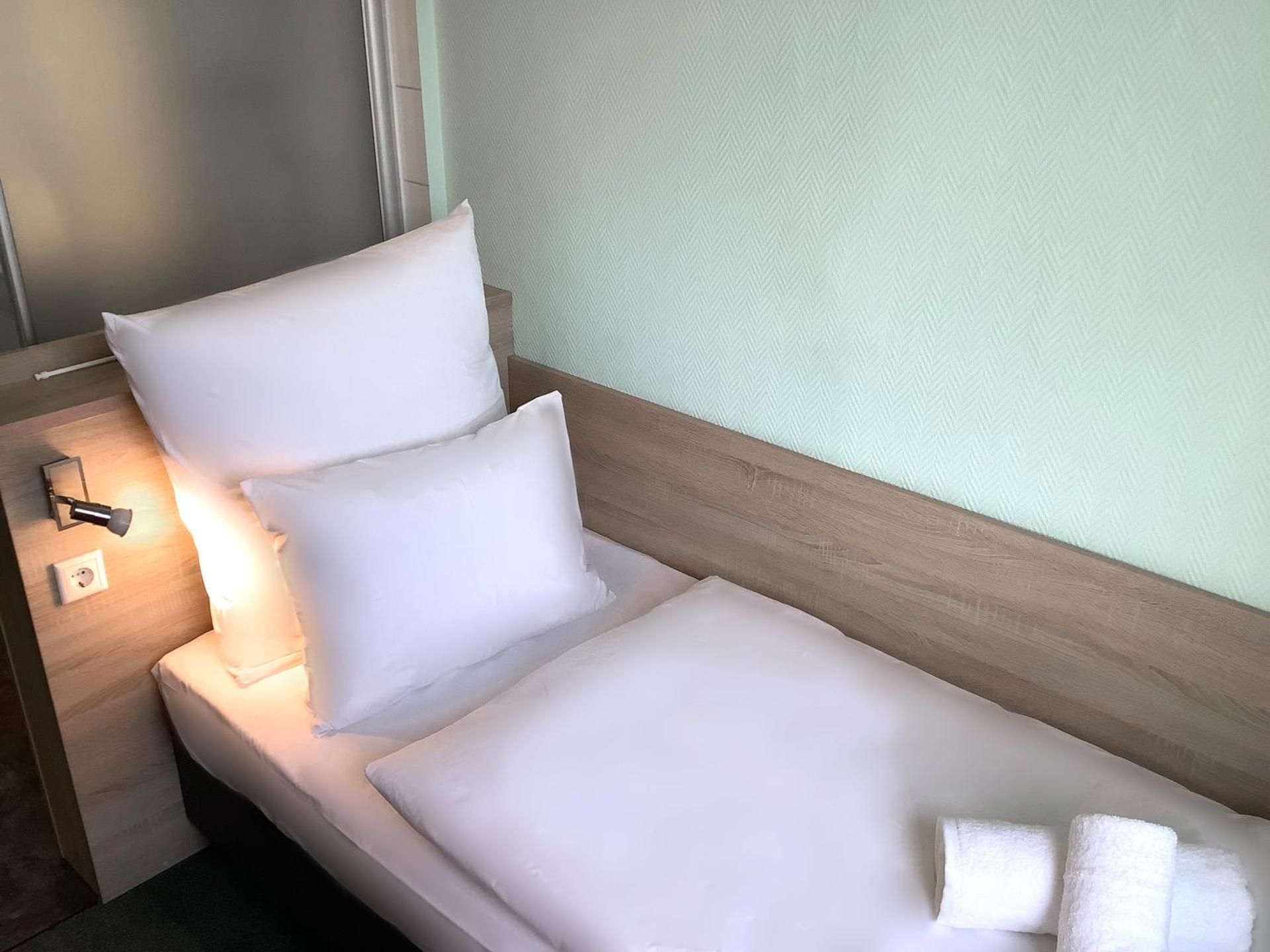 Single Room with Shared Toilet