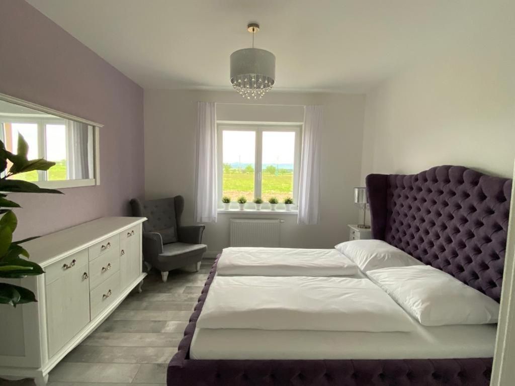 One-Bedroom Apartment with Lake View