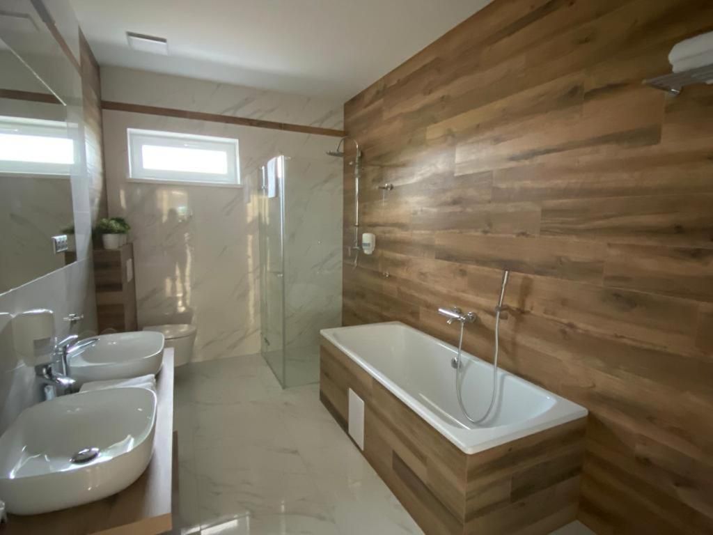 One-Bedroom Apartment with Lake View