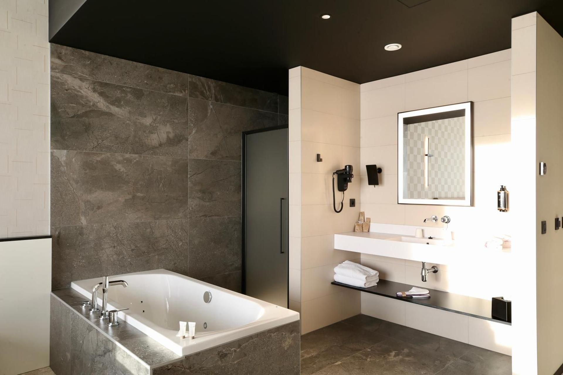 Junior King Suite with Balneo Bathtub and Citadel or River View