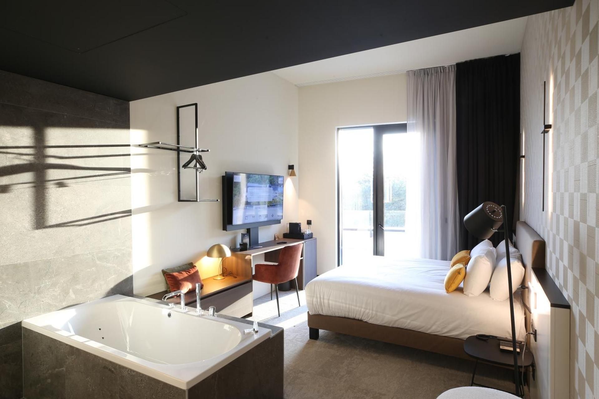 Junior King Suite with Balneo Bathtub and River View - Terrace Access