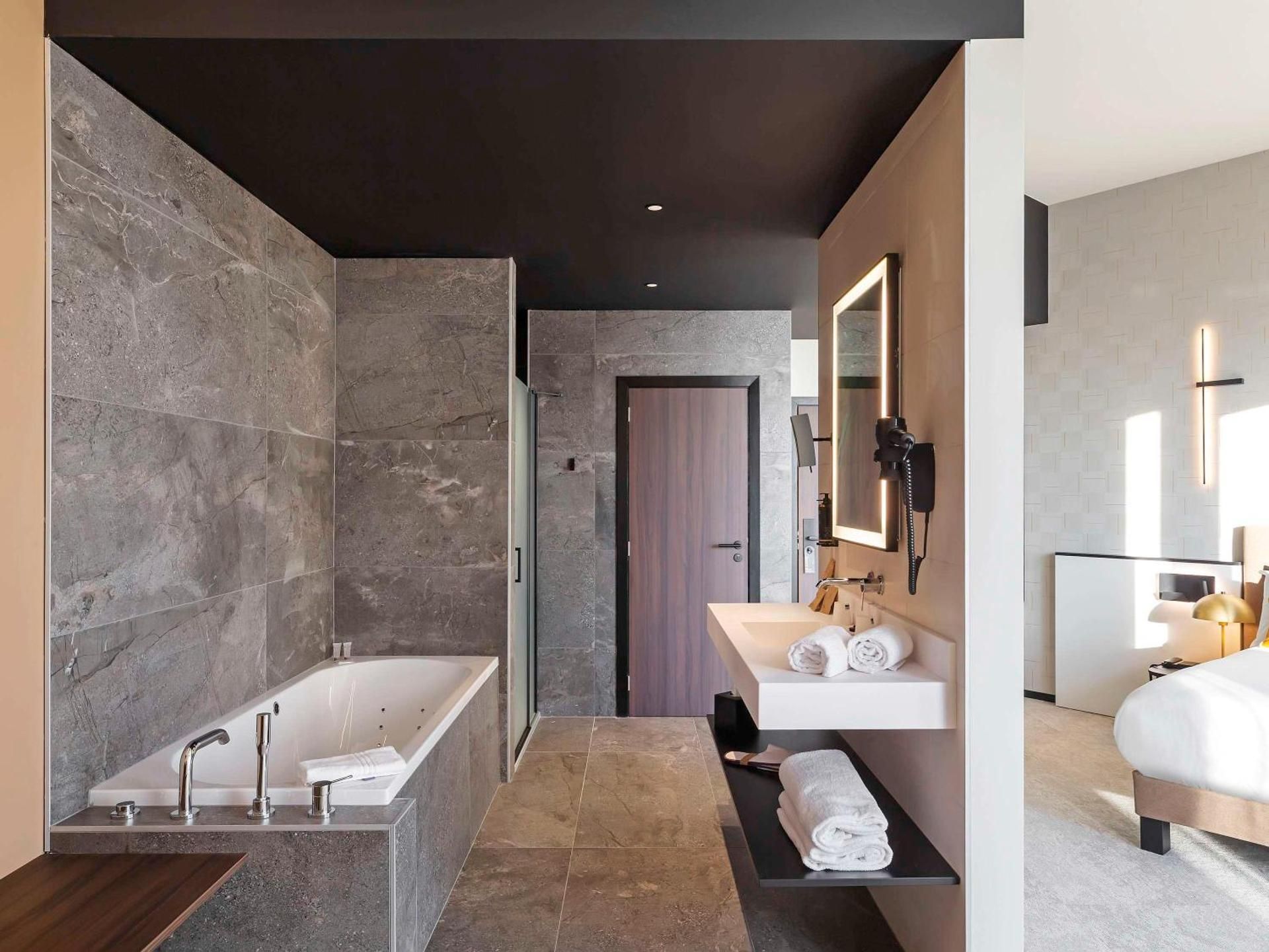 Junior King Suite with Balneo Bathtub and River View - Terrace Access