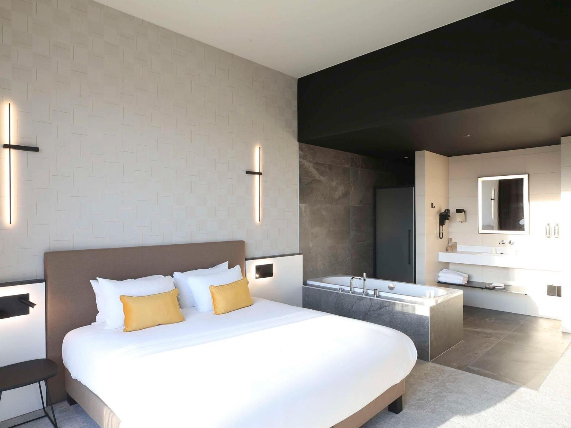 Junior King Suite with Balneo Bathtub and Citadel or River View