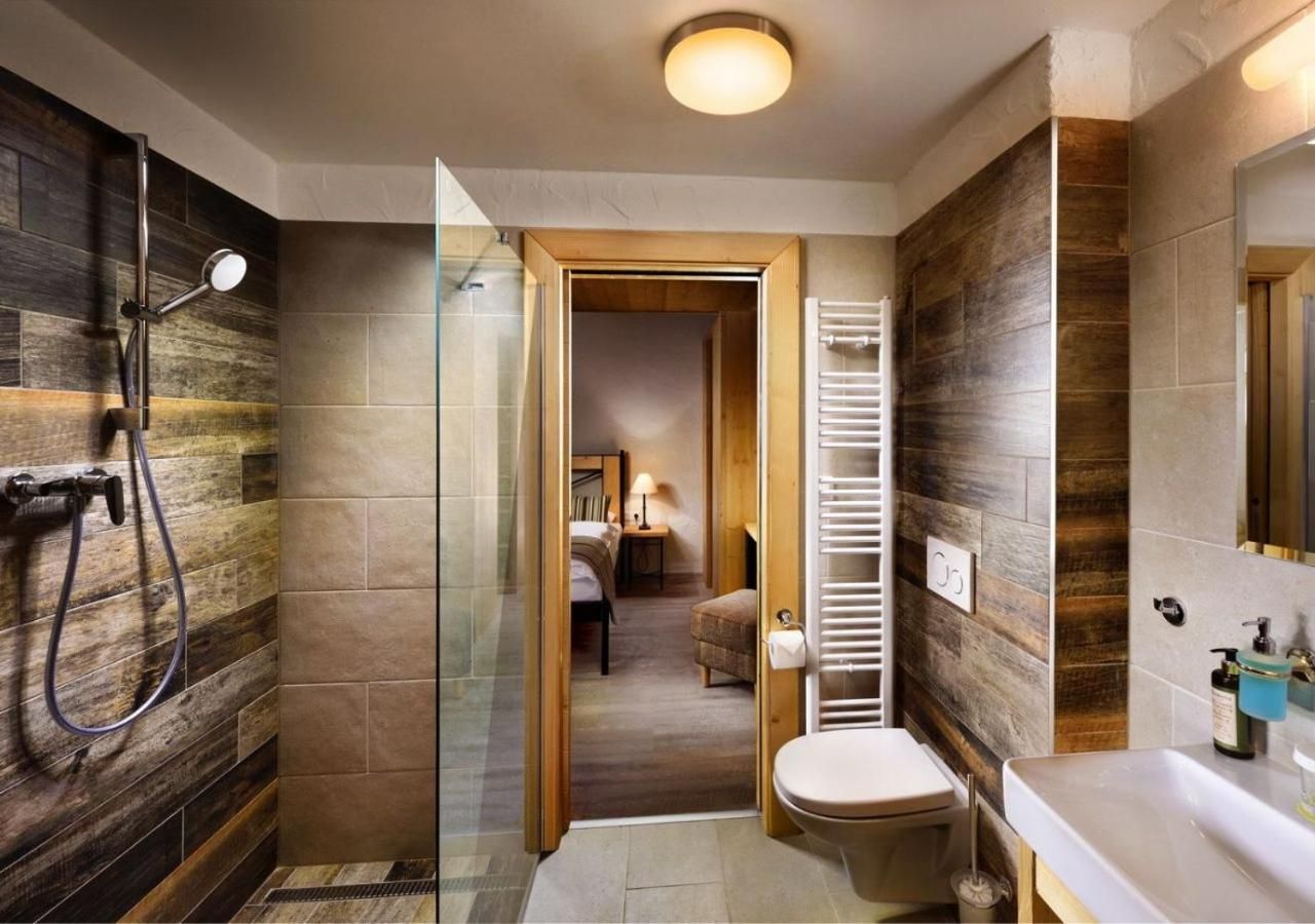 Two-Bedroom Mountain Apartment with Private Hot Tub