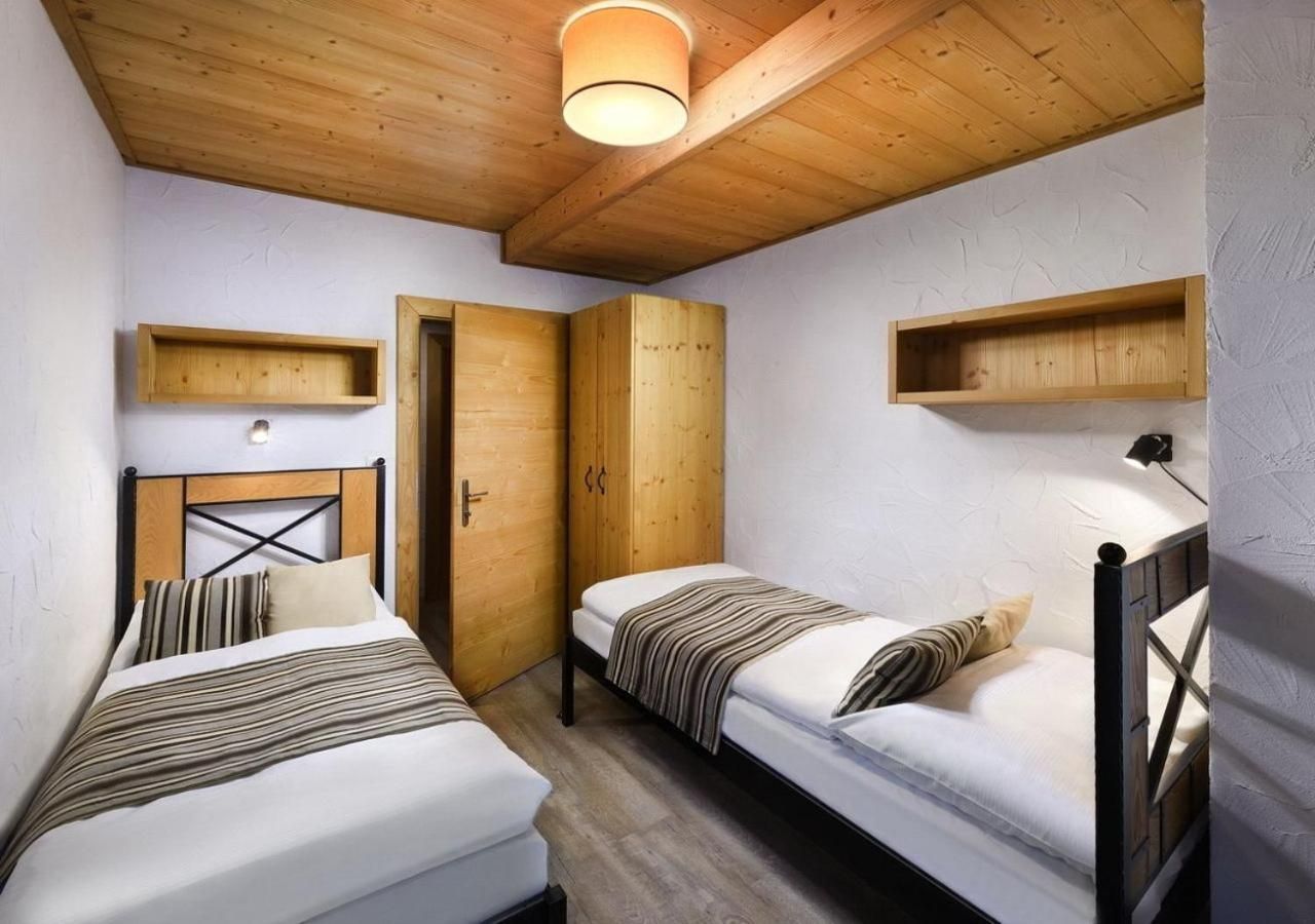 Two-Bedroom Mountain Apartment with Private Hot Tub