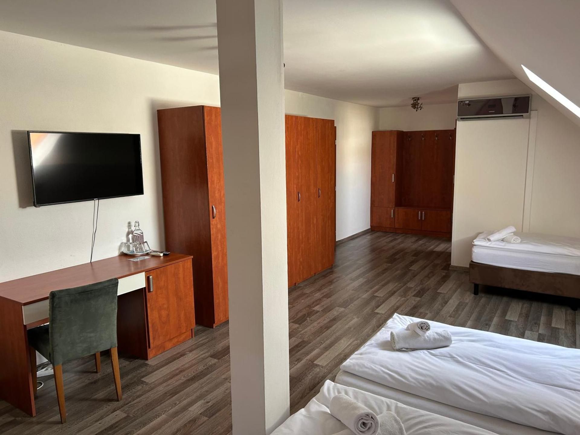 Brasserka Quintuple Room 2