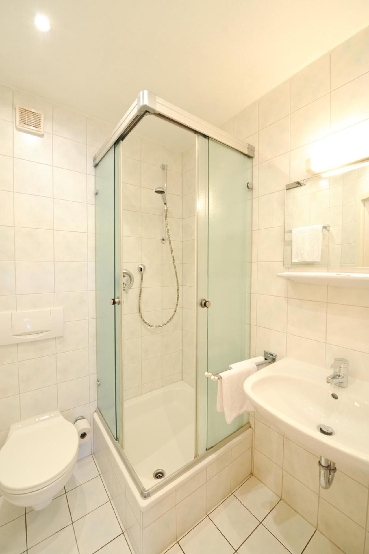 Hotel Purucker Queen Room 3