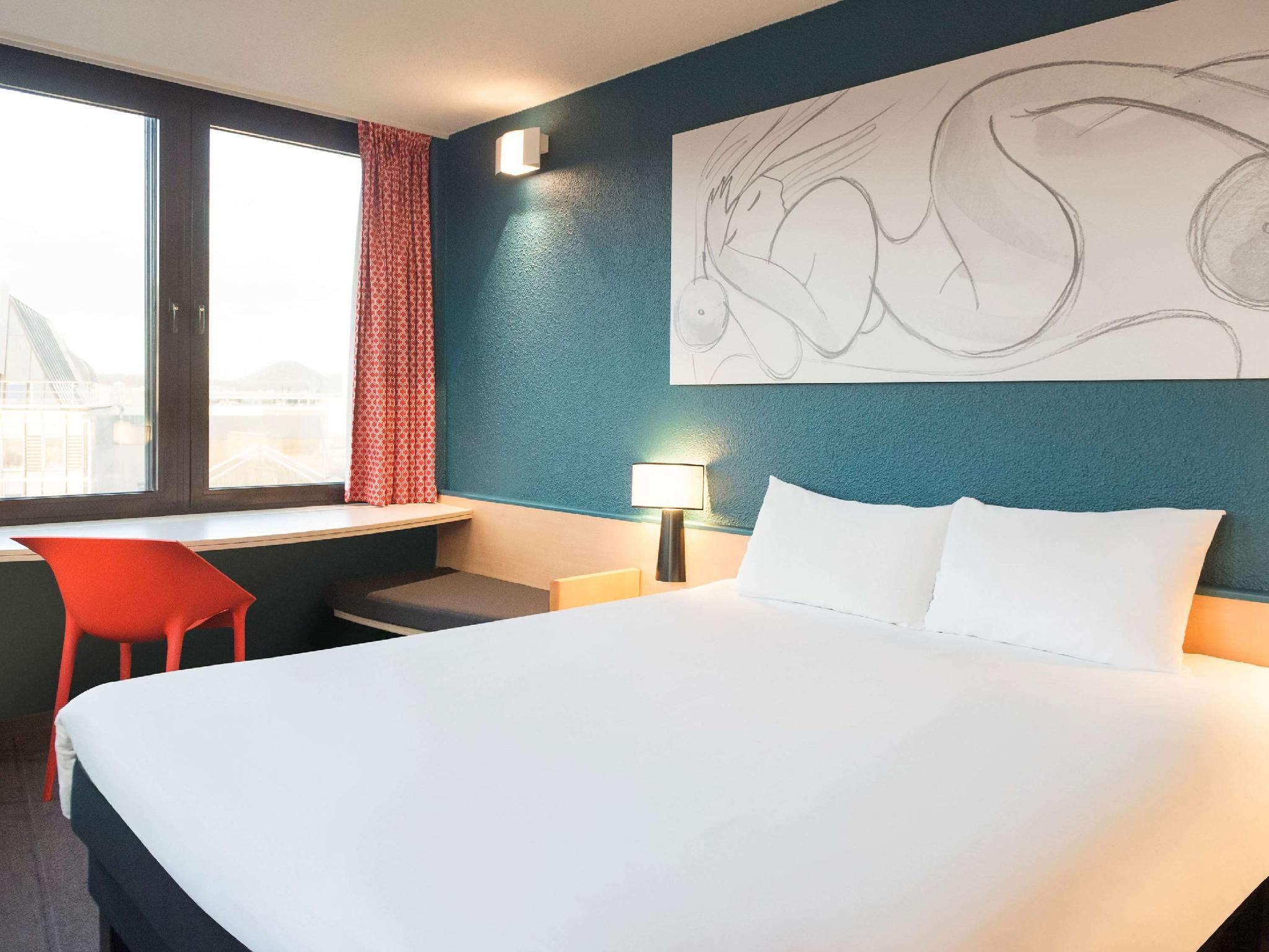 ibis Liège Centre Opéra Standard room with a double bed