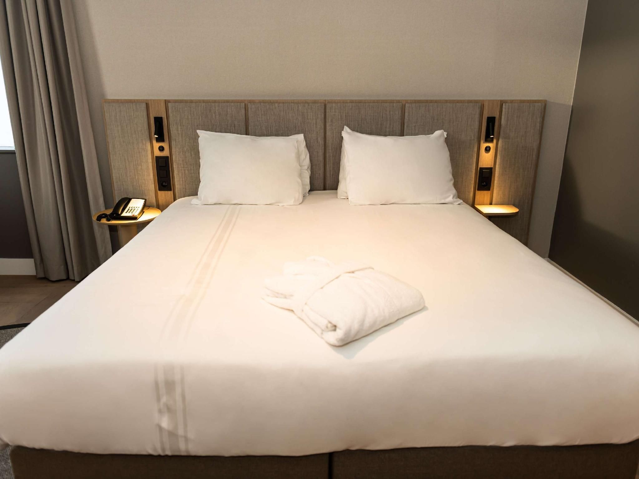 Executive Room with Kingsize Bed and Double Sofa bed
