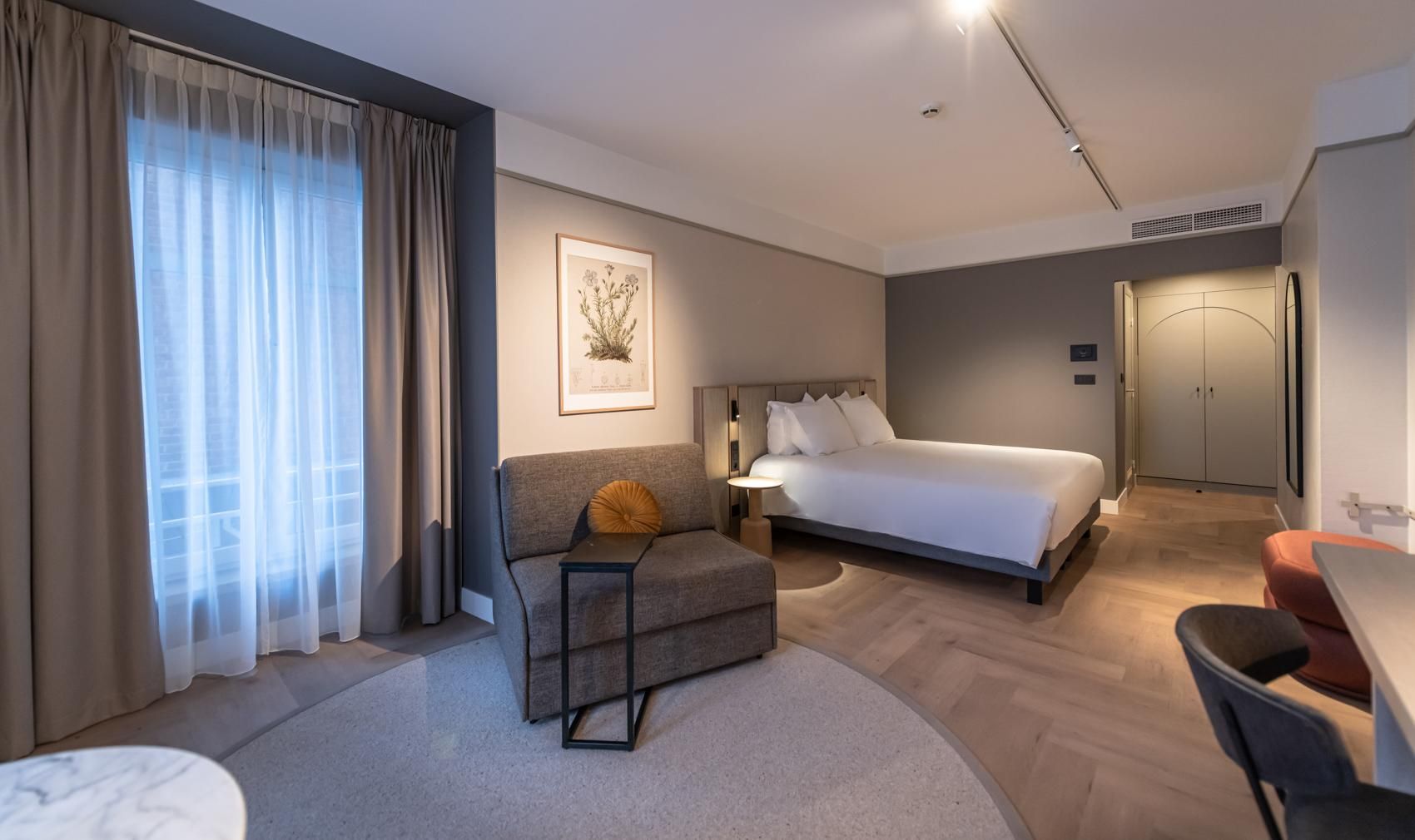 Superior room with King-size bed and sofa bed