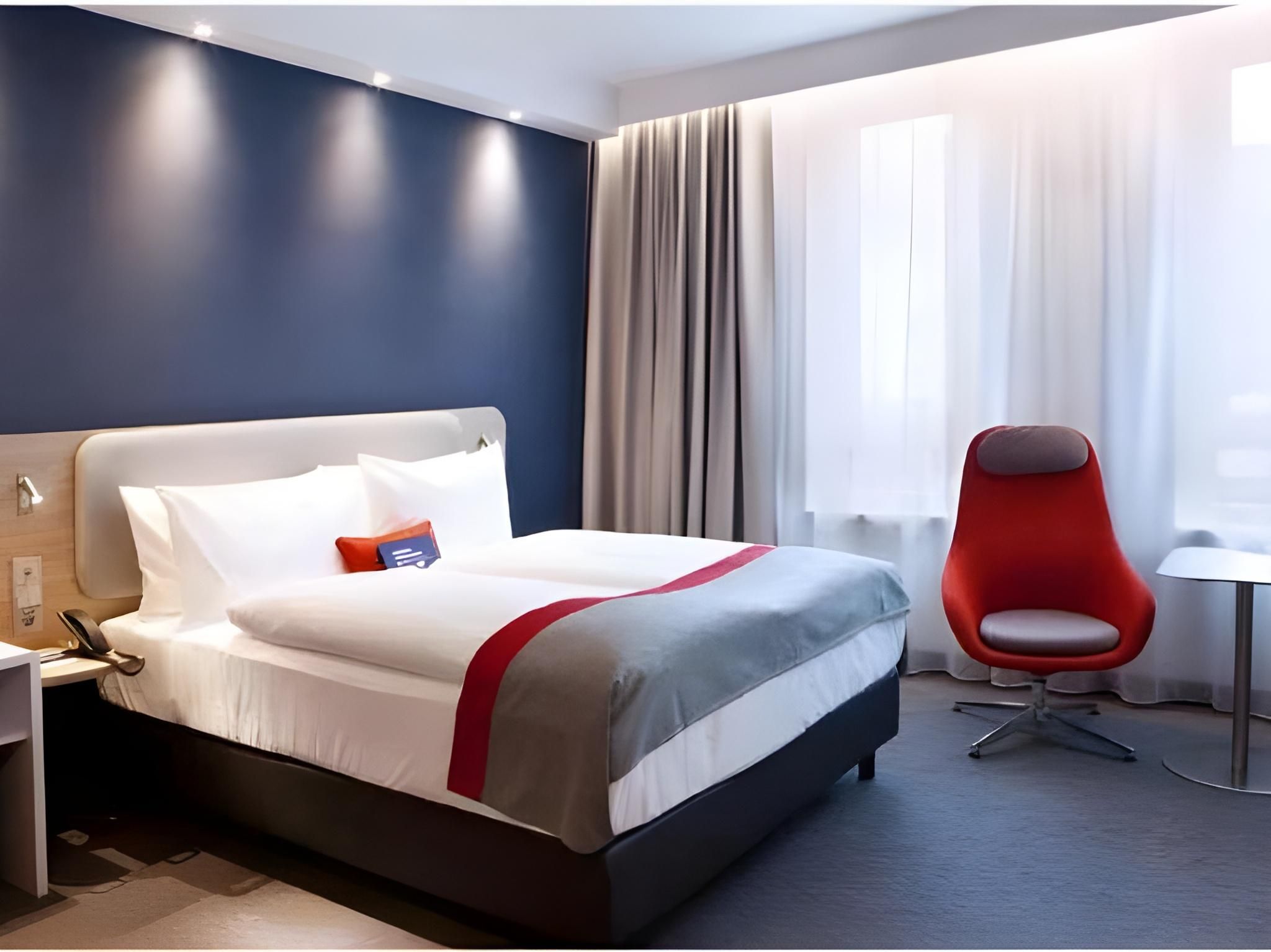 1 Queen Bed Standard
