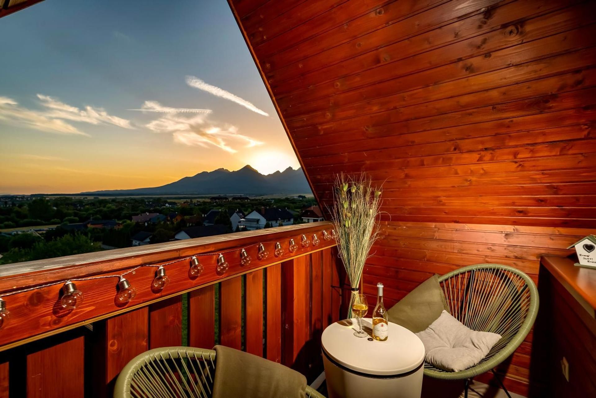 Apartment with Mountain View