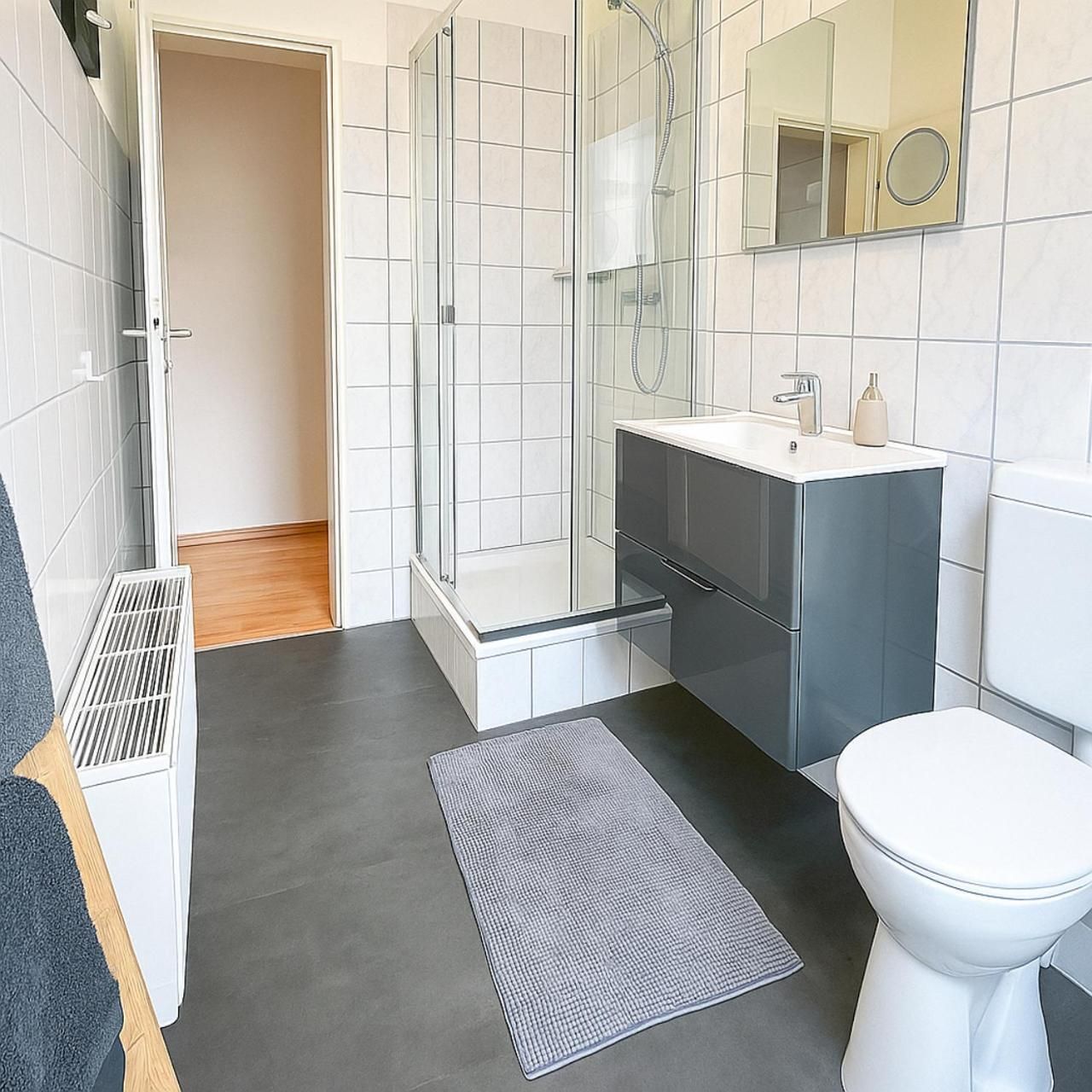 Deluxe One-Bedroom Apartment