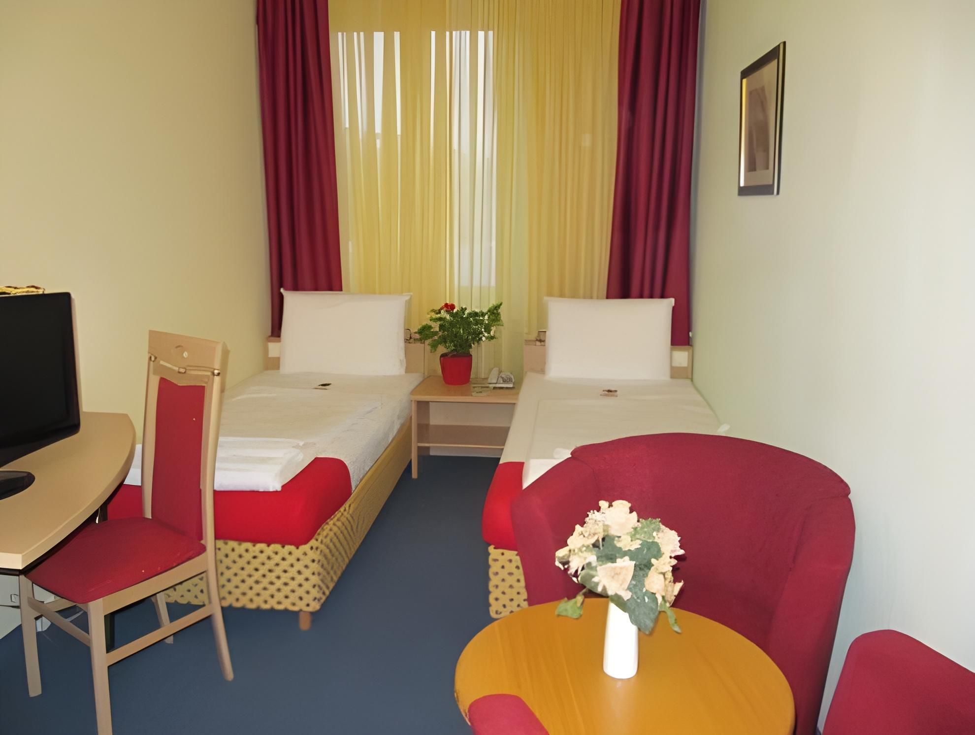 Twin Room with Private Bathroom in Hallway