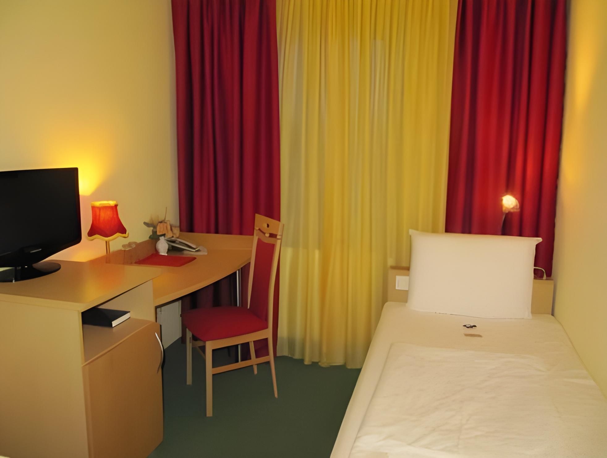 Single Room with Private Bathroom in Hallway
