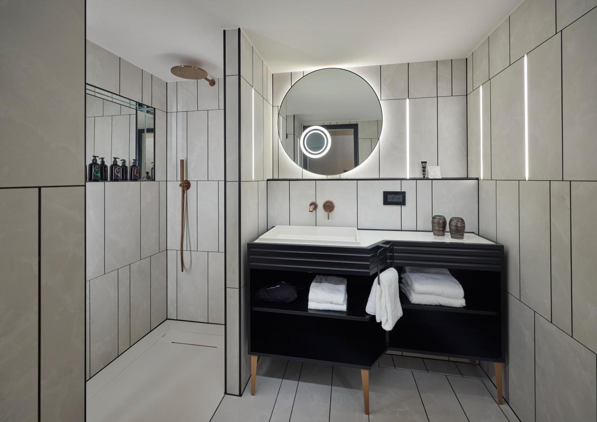 FAB Suite, 1 Bedroom Suite, 1 King, Sofa bed               